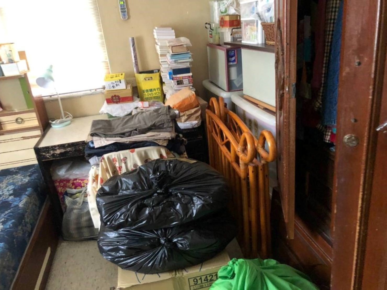 搬家公司【榮福搬家】優質搬家服務,值得您的信賴與選擇:棉被衣物打包-以裝衣箱或大袋子打包處理,榮福也有專業用打包厚紙箱,讓您不用煩惱如何將衣物棉被帶至新居。 搬家公司【榮福搬家】優質搬家服務,值得您的信賴與選擇:棉被衣物打包-以裝衣箱或大袋子打包處理,榮福也有專業用打包厚紙箱,讓您不用煩惱如何將衣物棉被帶至新居。