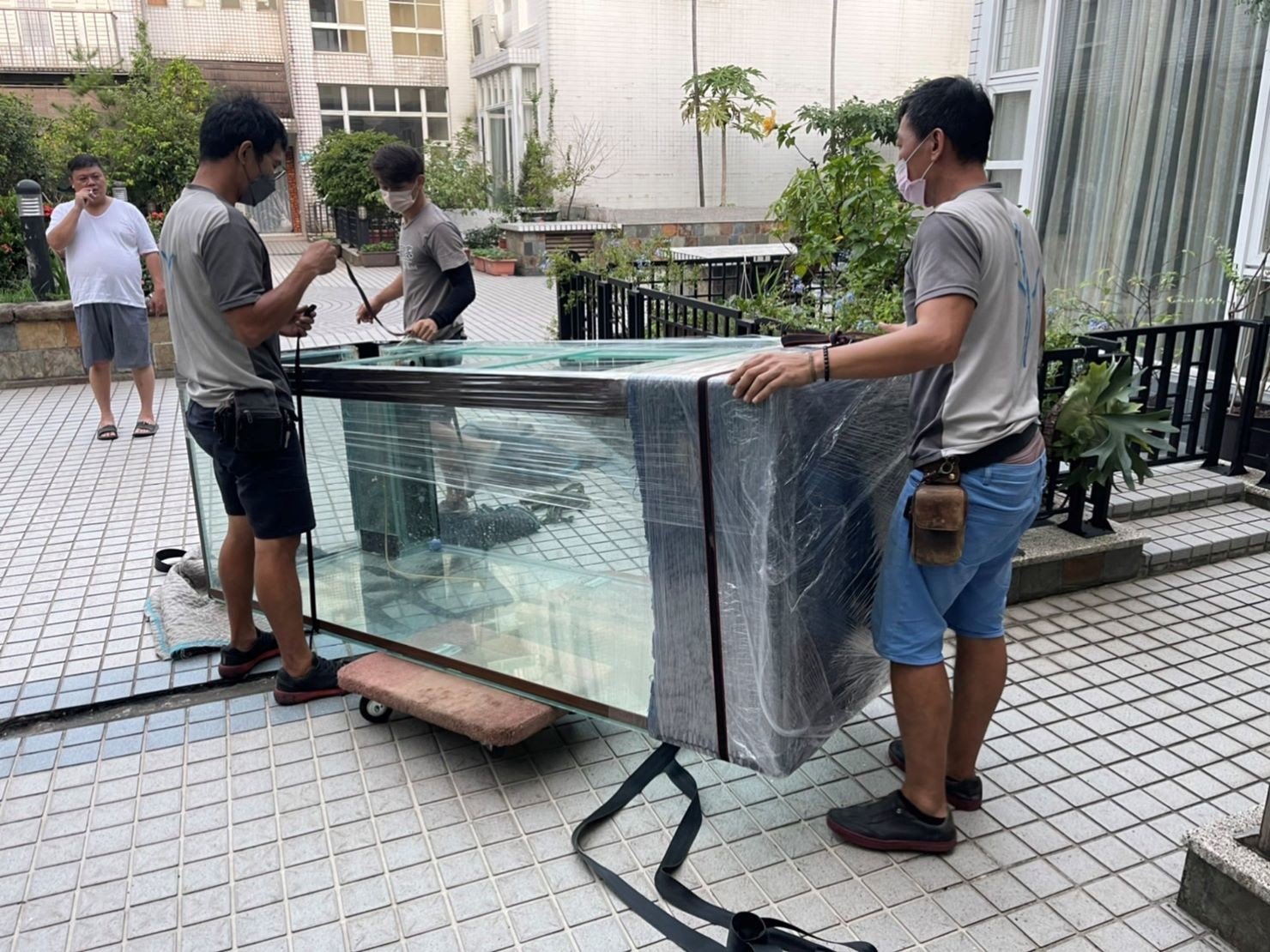 特殊搬運、搬重物【榮福搬家公司】8尺玻璃魚缸、搬單一玻璃魚缸、水族魚缸、精搬魚缸、展示魚缸、風水魚缸、搬魚缸、家庭搬家、跨縣市搬家、搬工計時、人力搬運、、搬家首選、特殊重物搬運、專搬重物、搬重物技巧、新北搬家公司推薦、搬家車、搬家公司、基隆搬家、南港搬家、桃園搬家公司推薦、台北搬家公司推薦:大台北搬家,精緻包裝搬運「細膩包裝、專業搬運、用心服務、以客為尊」是榮福搬家公司的宗旨與精神。歡迎立即來電02-2651-2727專人服務。 特殊搬運、搬重物【榮福搬家公司】8尺玻璃魚缸、搬單一玻璃魚缸、水族魚缸、精搬魚缸、展示魚缸、風水魚缸、搬魚缸、家庭搬家、跨縣市搬家、搬工計時、人力搬運、、搬家首選、特殊重物搬運、專搬重物、搬重物技巧、新北搬家公司推薦、搬家車、搬家公司、基隆搬家、南港搬家、桃園搬家公司推薦、台北搬家公司推薦:大台北搬家,精緻包裝搬運「細膩包裝、專業搬運、用心服務、以客為尊」是榮福搬家公司的宗旨與精神。歡迎立即來電02-2651-2727專人服務。