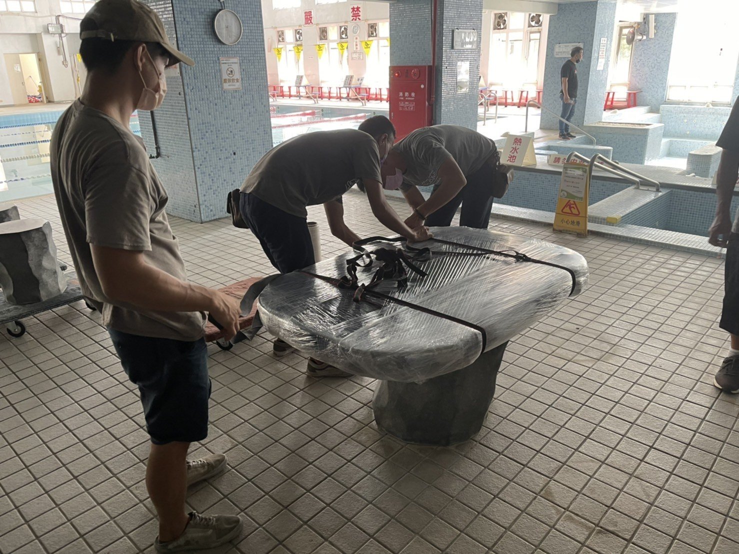 特殊搬運、搬重物【榮福搬家公司】石墩搬運、搬石頭桌椅、造景石頭搬運、大理石桌椅、岩石戶外桌椅、天然石頭庭園桌椅、石頭雕刻物、玉石雕刻擺件、吊掛搬運、特殊重物搬運、專搬重物、搬重物技巧、新北搬家公司推薦、搬家車、搬家公司、基隆搬家、南港搬家、桃園搬家公司推薦、台北搬家公司推薦:大台北搬家,精緻包裝搬運「細膩包裝、專業搬運、用心服務、以客為尊」是榮福搬家公司的宗旨與精神。歡迎立即來電02-2651-2727專人服務。 特殊搬運、搬重物【榮福搬家公司】石墩搬運、搬石頭桌椅、造景石頭搬運、大理石桌椅、岩石戶外桌椅、天然石頭庭園桌椅、石頭雕刻物、玉石雕刻擺件、吊掛搬運、特殊重物搬運、專搬重物、搬重物技巧、新北搬家公司推薦、搬家車、搬家公司、基隆搬家、南港搬家、桃園搬家公司推薦、台北搬家公司推薦:大台北搬家,精緻包裝搬運「細膩包裝、專業搬運、用心服務、以客為尊」是榮福搬家公司的宗旨與精神。歡迎立即來電02-2651-2727專人服務。