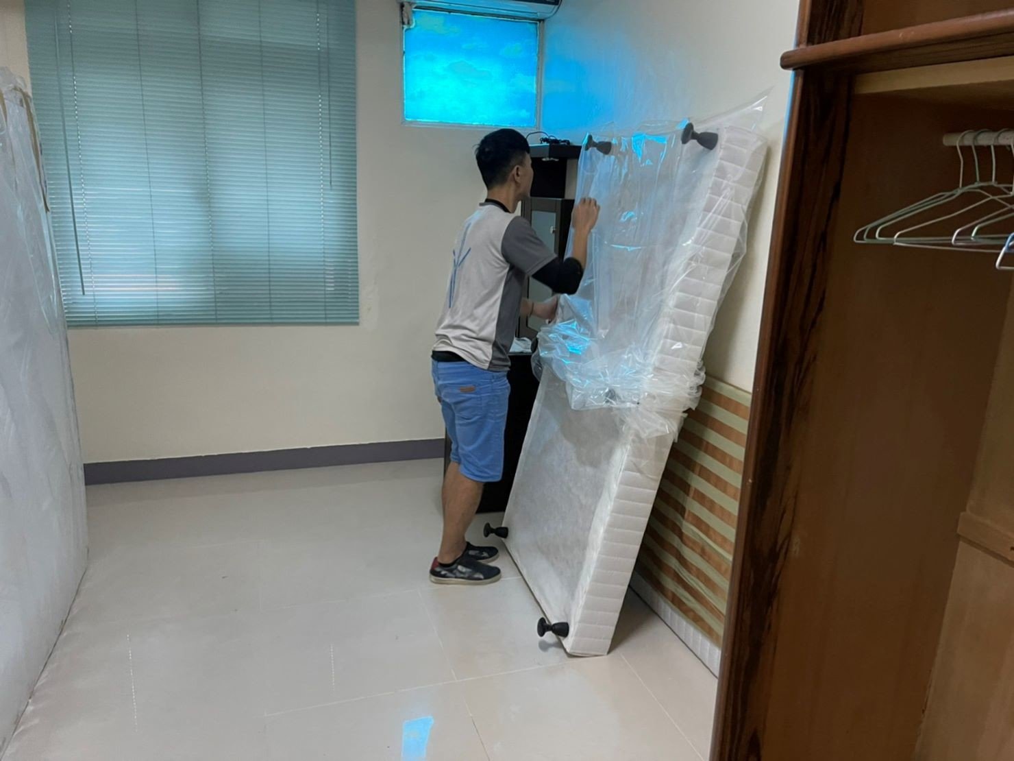 搬家公司推薦、新北搬家推薦【榮福搬家公司】南港搬家、桃園搬家公司推薦、台北搬家公司推薦、搬家具、冰箱搬運、基隆搬家、搬家電、床墊搬運、搬公司行號、家庭搬家、搬鋼琴、搬工、搬運、搬家紙箱、跨縣市搬家、家具搬運、搬冰箱、搬床墊、搬家車、搬家、搬家估價、搬家首選、搬遷,針對顧客都秉持以用心實在專業搬家技巧,搬家實在用心值得您的信賴與選擇。歡迎來電咨詢02-2651-2727,榮福搬家有專員立即為您服務。 搬家公司推薦、新北搬家推薦【榮福搬家公司】南港搬家、桃園搬家公司推薦、台北搬家公司推薦、搬家具、冰箱搬運、基隆搬家、搬家電、床墊搬運、搬公司行號、家庭搬家、搬鋼琴、搬工、搬運、搬家紙箱、跨縣市搬家、家具搬運、搬冰箱、搬床墊、搬家車、搬家、搬家估價、搬家首選、搬遷,針對顧客都秉持以用心實在專業搬家技巧,搬家實在用心值得您的信賴與選擇。歡迎來電咨詢02-2651-2727,榮福搬家有專員立即為您服務。