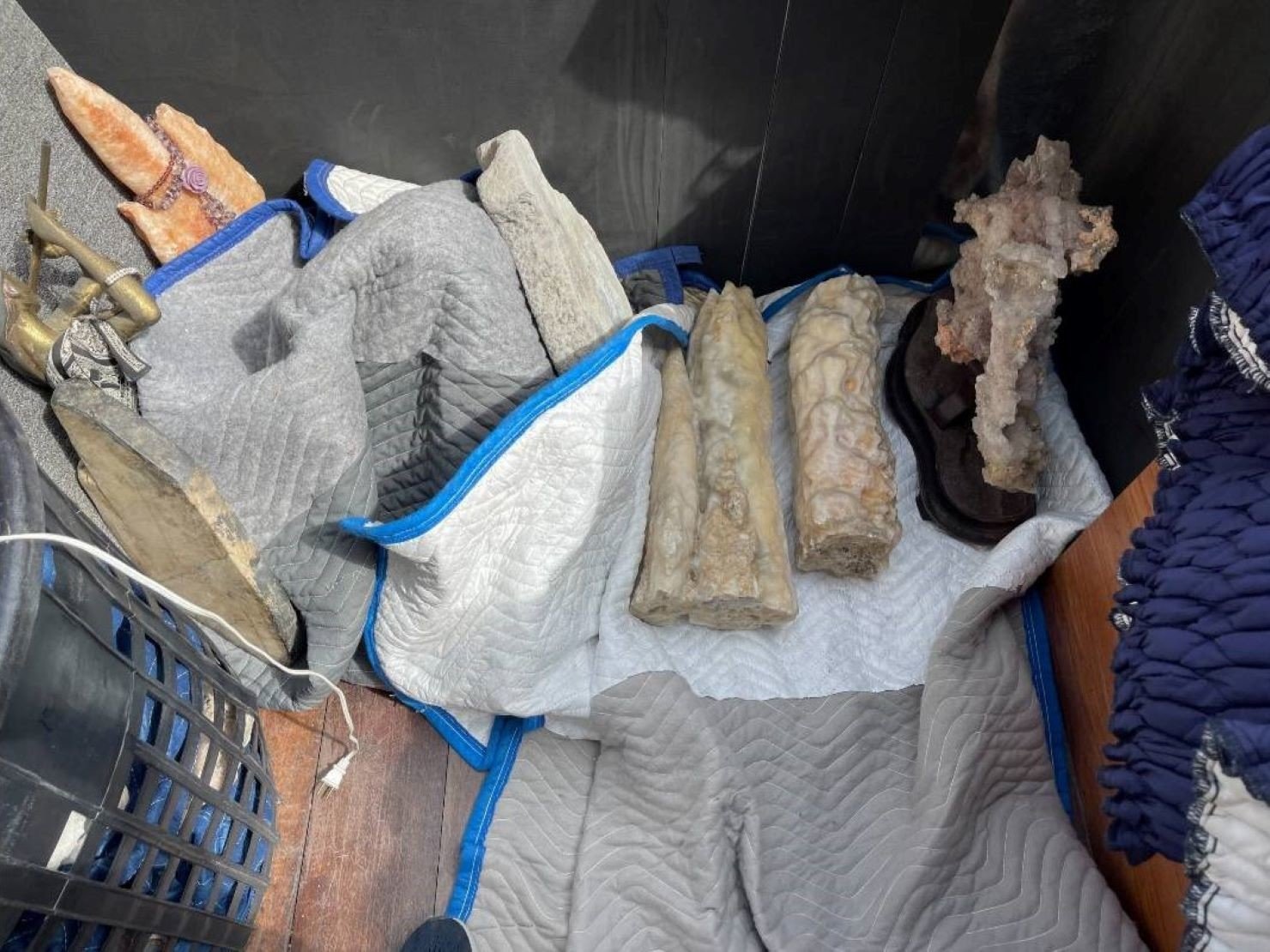 搬重物【榮福搬家公司】石墩搬運、搬石椅、搬石頭桌、搬石雕藝術品、搬木雕藝術品、鐘乳石、珊瑚礁、搬運古董、搬披薩窯、精搬金庫、搬保險櫃、精搬魚缸、精搬鋼琴、跨縣市搬家、搬工計時、搬工服務、人工搬運、人力搬運、搬運、藝術品搬運、搬玉石、水晶洞搬運、搬家首選、吊掛搬運、吊家具搬運、精緻包裝、特殊重物搬運、專搬重物、新北搬家推薦、搬家公司、基隆搬家、南港搬家、桃園搬家公司、台北搬家公司推薦:大台北搬家,精緻包裝搬運「細膩包裝、專業搬運、用心服務、以客為尊」是榮福搬家公司的宗旨與精神。歡迎立即來電02-2651-2727專人服務。 搬重物【榮福搬家公司】石墩搬運、搬石椅、搬石頭桌、搬石雕藝術品、搬木雕藝術品、鐘乳石、珊瑚礁、搬運古董、搬披薩窯、精搬金庫、搬保險櫃、精搬魚缸、精搬鋼琴、跨縣市搬家、搬工計時、搬工服務、人工搬運、人力搬運、搬運、藝術品搬運、搬玉石、水晶洞搬運、搬家首選、吊掛搬運、吊家具搬運、精緻包裝、特殊重物搬運、專搬重物、新北搬家推薦、搬家公司、基隆搬家、南港搬家、桃園搬家公司、台北搬家公司推薦:大台北搬家,精緻包裝搬運「細膩包裝、專業搬運、用心服務、以客為尊」是榮福搬家公司的宗旨與精神。歡迎立即來電02-2651-2727專人服務。