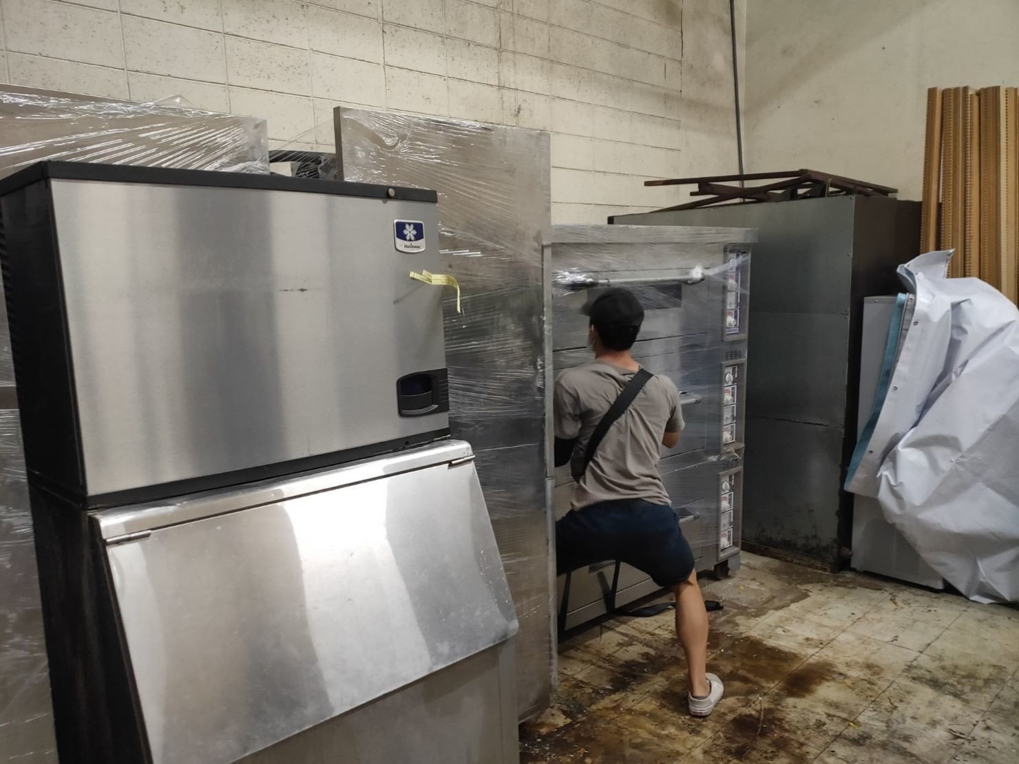 店面搬遷、搬家公司推薦、台北搬家推薦【榮福搬家公司】搬生財器具、搬冷凍櫃、搬冷藏冰箱、大型爐台搬運、搬窯烤爐、搬營業用蒸烤箱、南港搬家、桃園搬家公司推薦、新北搬家公司推薦、百貨公司進撤櫃、專櫃進撤櫃、企業搬運服務、搬公司行號、廠房遷移、搬精密儀器、公司行號搬遷、政府機關搬遷、百貨專櫃遷移、學校單位搬遷、大型設備搬遷、搬大型廚房設備、中央廚房搬遷、搬營業用冰箱、搬營業用製冰機、三層營業用烤箱搬運、搬工作檯冰箱、搬工計時、搬工服務、人力搬運,針對顧客都秉持以用心實在專業搬家技巧,搬家實在用心值得您的信賴與選擇。歡迎來電咨詢02-2651-2727,榮福搬家有專員立即為您服務。 店面搬遷、搬家公司推薦、台北搬家推薦【榮福搬家公司】搬生財器具、搬冷凍櫃、搬冷藏冰箱、大型爐台搬運、搬窯烤爐、搬營業用蒸烤箱、南港搬家、桃園搬家公司推薦、新北搬家公司推薦、百貨公司進撤櫃、專櫃進撤櫃、企業搬運服務、搬公司行號、廠房遷移、搬精密儀器、公司行號搬遷、政府機關搬遷、百貨專櫃遷移、學校單位搬遷、大型設備搬遷、搬大型廚房設備、中央廚房搬遷、搬營業用冰箱、搬營業用製冰機、三層營業用烤箱搬運、搬工作檯冰箱、搬工計時、搬工服務、人力搬運,針對顧客都秉持以用心實在專業搬家技巧,搬家實在用心值得您的信賴與選擇。歡迎來電咨詢02-2651-2727,榮福搬家有專員立即為您服務。