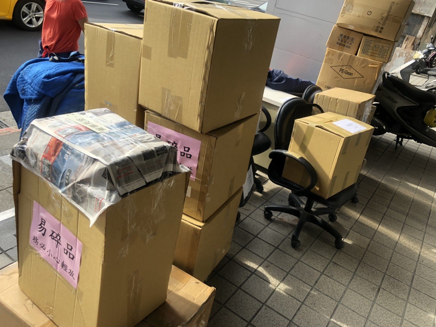 搬公司【榮福搬家公司】搬家首選、台北搬家公司推薦:公司行號搬遷服務,包裝搬運、打包裝箱「細膩包裝、專業搬運、用心服務、以客為尊」是榮福搬家公司的宗旨與精神。歡迎立即來電02-2651-2727專人服務。 搬公司【榮福搬家公司】搬家首選、台北搬家公司推薦:公司行號搬遷服務,包裝搬運、打包裝箱「細膩包裝、專業搬運、用心服務、以客為尊」是榮福搬家公司的宗旨與精神。歡迎立即來電02-2651-2727專人服務。