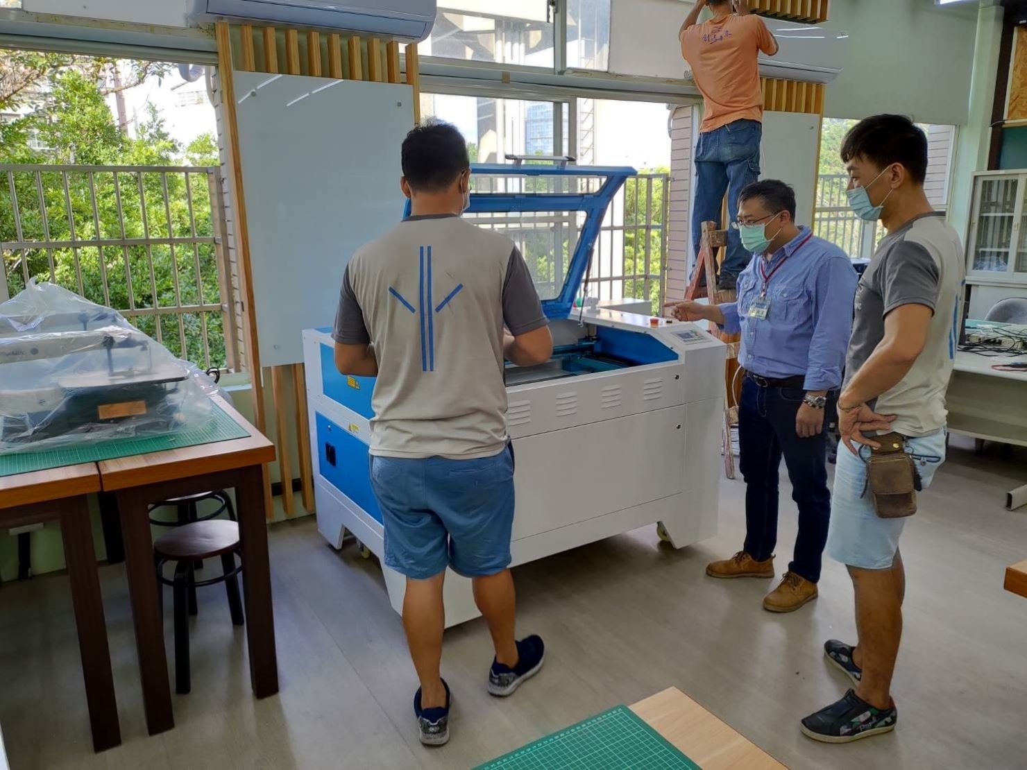 搬家公司推薦【榮福搬家】搬遷好品質值得您的信賴與選擇:【特殊重物搬運】搬雷射雕刻切割機-榮福搬家師傅請校方人員確認定位組裝完成的雷射切割機是否正確無誤,沒問題後此趟搬運任務也就大功告成囉。 搬家公司推薦【榮福搬家】搬遷好品質值得您的信賴與選擇:【特殊重物搬運】搬雷射雕刻切割機-榮福搬家師傅請校方人員確認定位組裝完成的雷射切割機是否正確無誤,沒問題後此趟搬運任務也就大功告成囉。