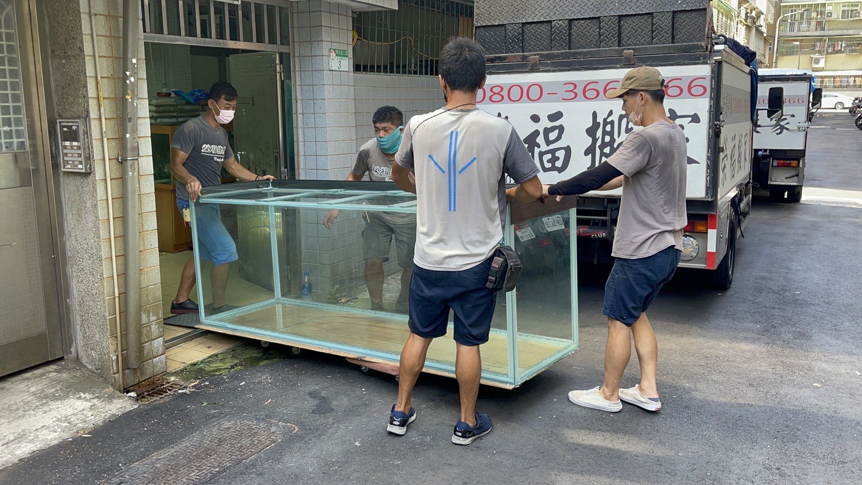 特殊搬運、搬重物【榮福搬家公司】8尺玻璃魚缸、搬單一玻璃魚缸、水族魚缸、精搬魚缸、展示魚缸、風水魚缸、搬魚缸、家庭搬家、跨縣市搬家、搬工計時、人力搬運、、搬家首選、特殊重物搬運、專搬重物、搬重物技巧、新北搬家公司推薦、搬家車、搬家公司、基隆搬家、南港搬家、桃園搬家公司推薦、台北搬家公司推薦:大台北搬家,精緻包裝搬運「細膩包裝、專業搬運、用心服務、以客為尊」是榮福搬家公司的宗旨與精神。歡迎立即來電02-2651-2727專人服務。 特殊搬運、搬重物【榮福搬家公司】8尺玻璃魚缸、搬單一玻璃魚缸、水族魚缸、精搬魚缸、展示魚缸、風水魚缸、搬魚缸、家庭搬家、跨縣市搬家、搬工計時、人力搬運、、搬家首選、特殊重物搬運、專搬重物、搬重物技巧、新北搬家公司推薦、搬家車、搬家公司、基隆搬家、南港搬家、桃園搬家公司推薦、台北搬家公司推薦:大台北搬家,精緻包裝搬運「細膩包裝、專業搬運、用心服務、以客為尊」是榮福搬家公司的宗旨與精神。歡迎立即來電02-2651-2727專人服務。