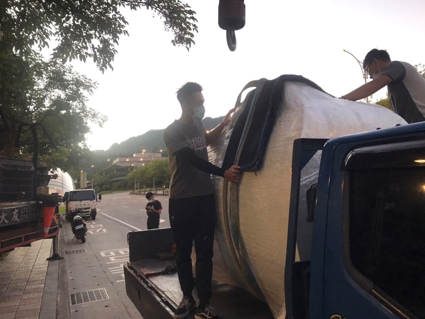 台北搬家重物吊掛搬運∣南港搬家重物吊掛搬運∣新北搬家重物吊掛搬運∣雙北搬家重物吊掛搬運∣汐止搬家重物吊掛運∣五股搬家重物吊搬運搬運∣ ∣板橋搬家重物吊掛搬運∣桃園搬家重物吊掛搬運推薦【榮福搬家】屬專業搬家細吊累運唯一的選擇,累積20年來特殊重物的搬運經驗,專業敏捷快速完成您的各項搬運任務。榮福搬家擁有精細的包裝搬運「精細包裝、專業搬運、用心服務、以客為尊」是榮福家搬運公司的宗旨與精神。歡迎立即來電02-2651-2727人服務。 台北搬家重物吊掛搬運∣南港搬家重物吊掛搬運∣新北搬家重物吊掛搬運∣雙北搬家重物吊掛搬運∣汐止搬家重物吊掛運∣五股搬家重物吊搬運搬運∣ ∣板橋搬家重物吊掛搬運∣桃園搬家重物吊掛搬運推薦【榮福搬家】屬專業搬家細吊累運唯一的選擇,累積20年來特殊重物的搬運經驗,專業敏捷快速完成您的各項搬運任務。榮福搬家擁有精細的包裝搬運「精細包裝、專業搬運、用心服務、以客為尊」是榮福家搬運公司的宗旨與精神。歡迎立即來電02-2651-2727人服務。