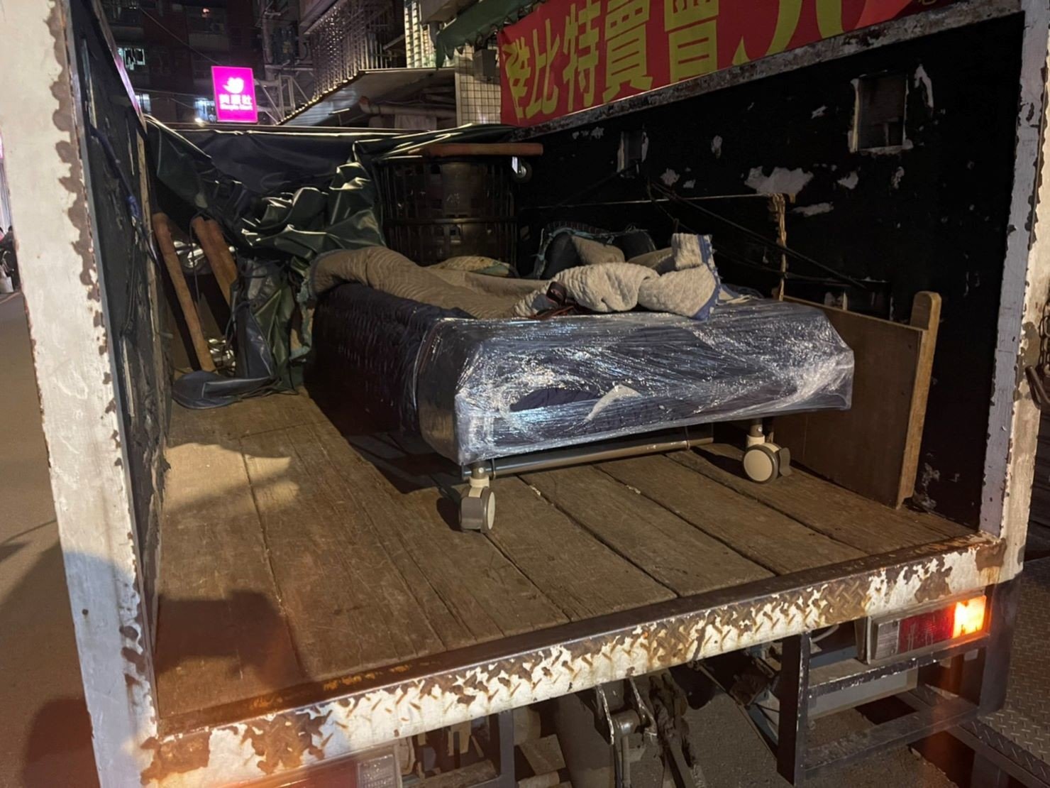搬電動醫療床、搬重物【榮福搬家公司】石墩搬運、搬醫療床、搬電動床、搬石頭桌椅、搬雷射雕刻切割機、大型機台設備搬運、搬洗衣機、搬披薩窯、精搬金庫、搬保險櫃、精搬魚缸、精搬鋼琴、跨縣市搬家、搬工計時、人力搬運、搬運、床墊搬運、冰箱搬運、搬家具、單件家具運送、單一物件搬運、搬家首選、吊掛搬運、吊家具搬運、特殊重物搬運、專搬重物、新北搬家公司推薦、家庭搬家、搬家公司、基隆搬家、南港搬家、桃園搬家公司、台北搬家公司推薦:大台北搬家,精緻包裝搬運「細膩包裝、專業搬運、用心服務、以客為尊」是榮福搬家公司的宗旨與精神。歡迎立即來電02-2651-2727專人服務。 搬電動醫療床、搬重物【榮福搬家公司】石墩搬運、搬醫療床、搬電動床、搬石頭桌椅、搬雷射雕刻切割機、大型機台設備搬運、搬洗衣機、搬披薩窯、精搬金庫、搬保險櫃、精搬魚缸、精搬鋼琴、跨縣市搬家、搬工計時、人力搬運、搬運、床墊搬運、冰箱搬運、搬家具、單件家具運送、單一物件搬運、搬家首選、吊掛搬運、吊家具搬運、特殊重物搬運、專搬重物、新北搬家公司推薦、家庭搬家、搬家公司、基隆搬家、南港搬家、桃園搬家公司、台北搬家公司推薦:大台北搬家,精緻包裝搬運「細膩包裝、專業搬運、用心服務、以客為尊」是榮福搬家公司的宗旨與精神。歡迎立即來電02-2651-2727專人服務。