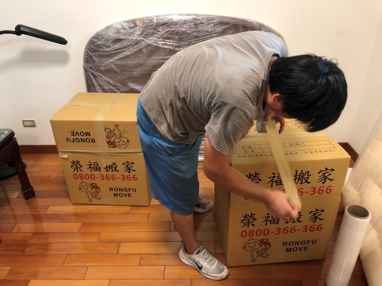 【榮福搬家公司】口碑第一、台北搬家:榮福搬家的搬家用紙箱比一般市面上販售的紙箱還要厚,挺度和抗衝擊性佳、不易損毀。 【榮福搬家公司】口碑第一、台北搬家:榮福搬家的搬家用紙箱比一般市面上販售的紙箱還要厚,挺度和抗衝擊性佳、不易損毀。