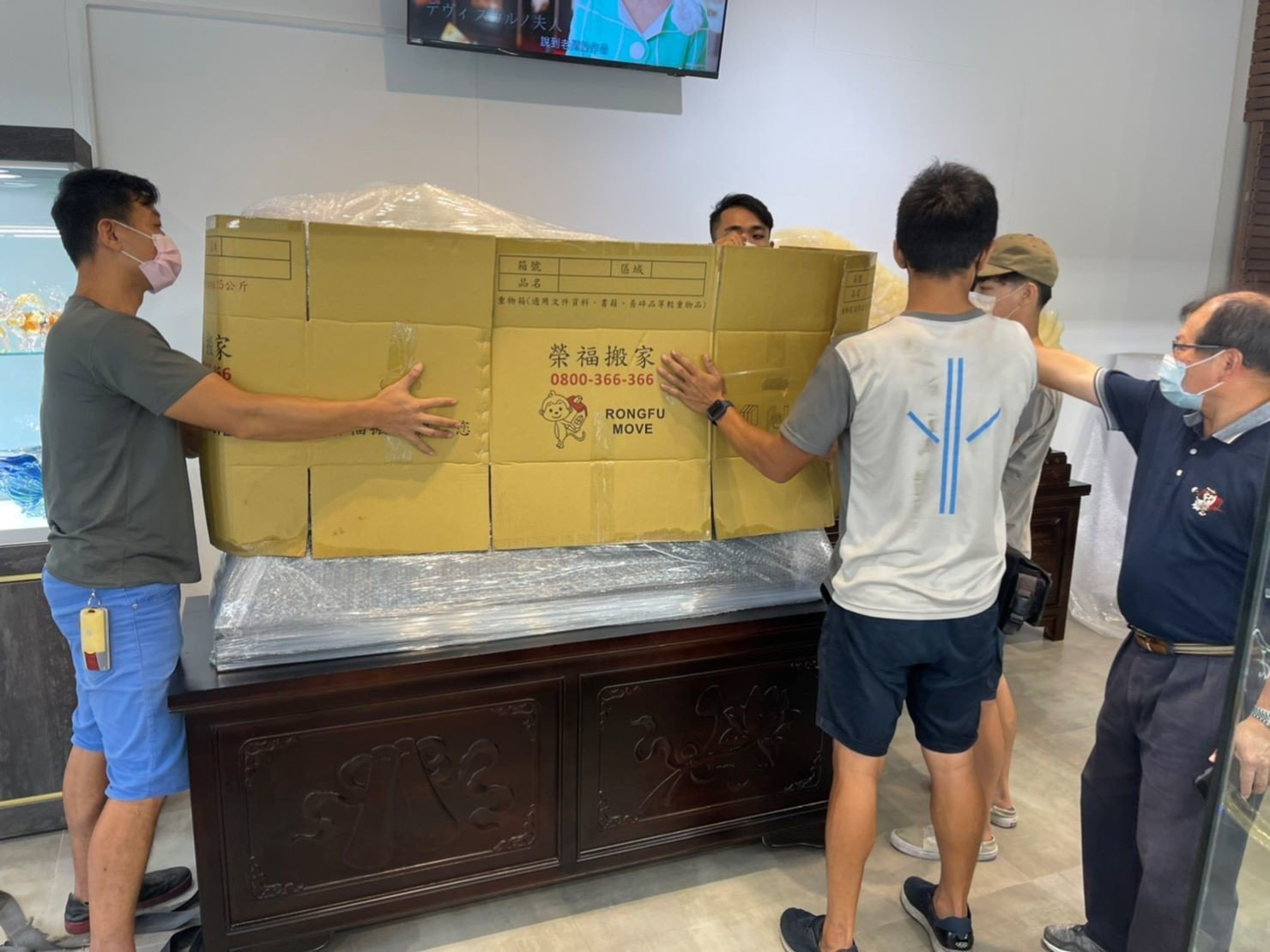 搬家首選【榮福搬家公司】木雕刻品、木雕神像、木雕刻藝術品、玉雕藝術品、近百萬大型玉雕物件、藝術品店搬運、大型玉雕馬、跨縣市搬家、搬工計時、搬家具、搬家首選、特殊重物搬運、用心防護、精緻包裝、搬重物技巧、新北搬家公司推薦、搬家車、搬家公司、基隆搬家、南港搬家、桃園搬家公司推薦、台北搬家公司推薦:大台北搬家,精緻包裝搬運「細膩包裝、專業搬運、用心服務、以客為尊」是榮福搬家公司的宗旨與精神。歡迎立即來電02-2651-2727專人服務。 搬家首選【榮福搬家公司】木雕刻品、木雕神像、木雕刻藝術品、玉雕藝術品、近百萬大型玉雕物件、藝術品店搬運、大型玉雕馬、跨縣市搬家、搬工計時、搬家具、搬家首選、特殊重物搬運、用心防護、精緻包裝、搬重物技巧、新北搬家公司推薦、搬家車、搬家公司、基隆搬家、南港搬家、桃園搬家公司推薦、台北搬家公司推薦:大台北搬家,精緻包裝搬運「細膩包裝、專業搬運、用心服務、以客為尊」是榮福搬家公司的宗旨與精神。歡迎立即來電02-2651-2727專人服務。