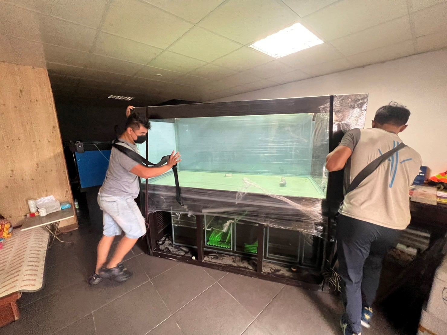 台北搬運7尺魚缸∣南港搬運7尺魚缸∣新北搬運7尺魚缸∣雙北搬運7尺魚缸∣汐止搬運7尺魚缸∣中永和搬運7尺魚缸∣板橋搬運7尺魚缸∣五股搬運7尺魚缸∣基隆搬運7尺魚缸∣桃園搬運7尺魚缸∣專業搬7尺魚缸【榮福搬家公司】具專業團隊擁有精緻包裝組及重物搬運組,能依據業主、顧客需求分派其專業團隊組,進行各尺魚缸專業安全搬運服務;給予最優質、放心各項搬家、搬運需求。 台北搬運7尺魚缸∣南港搬運7尺魚缸∣新北搬運7尺魚缸∣雙北搬運7尺魚缸∣汐止搬運7尺魚缸∣中永和搬運7尺魚缸∣板橋搬運7尺魚缸∣五股搬運7尺魚缸∣基隆搬運7尺魚缸∣桃園搬運7尺魚缸∣專業搬7尺魚缸【榮福搬家公司】具專業團隊擁有精緻包裝組及重物搬運組,能依據業主、顧客需求分派其專業團隊組,進行各尺魚缸專業安全搬運服務;給予最優質、放心各項搬家、搬運需求。