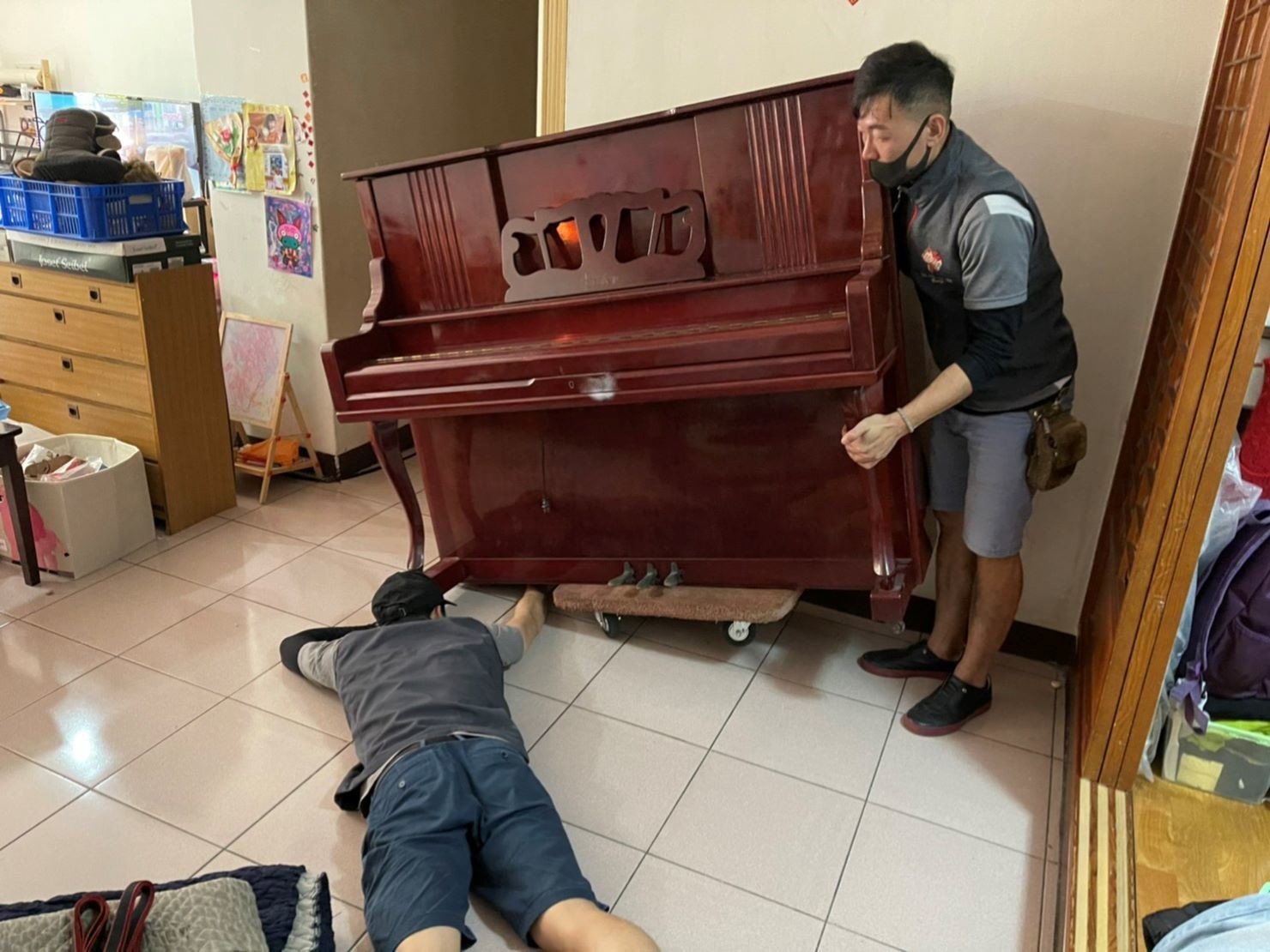 重物搬運【榮福搬家公司】搬鋼琴首選、搬鋼琴達人、搬洗衣機、搬披薩窯、精搬金庫、搬保險櫃、精搬魚缸、精搬鋼琴、跨縣搬家、鋼琴運送、搬運、搬床墊、搬冰箱、大型家具搬運、搬家首選、吊掛搬運、吊家具搬運、特殊重物搬運、專搬重物、新北搬家推薦、搬家公司、基隆搬家、南港搬家、桃園搬家公司、台北搬家公司推薦:大台北搬家,精緻包裝搬運「細膩包裝、專業搬運、用心服務、以客為尊」是榮福搬家公司的宗旨與精神。歡迎立即來電02-2651-2727專人服務。直立式鋼琴細膩的防護措施、專業的搬運,新北搬家公司推薦、鋼琴搬運好評推薦,專搬鋼琴的榮福搬家公司。 重物搬運【榮福搬家公司】搬鋼琴首選、搬鋼琴達人、搬洗衣機、搬披薩窯、精搬金庫、搬保險櫃、精搬魚缸、精搬鋼琴、跨縣搬家、鋼琴運送、搬運、搬床墊、搬冰箱、大型家具搬運、搬家首選、吊掛搬運、吊家具搬運、特殊重物搬運、專搬重物、新北搬家推薦、搬家公司、基隆搬家、南港搬家、桃園搬家公司、台北搬家公司推薦:大台北搬家,精緻包裝搬運「細膩包裝、專業搬運、用心服務、以客為尊」是榮福搬家公司的宗旨與精神。歡迎立即來電02-2651-2727專人服務。直立式鋼琴細膩的防護措施、專業的搬運,新北搬家公司推薦、鋼琴搬運好評推薦,專搬鋼琴的榮福搬家公司。