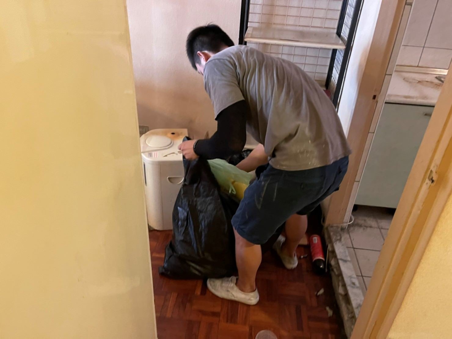 搬家推薦【榮福搬家】搬家口碑第一、台北搬家、新北搬家:【廢棄物處理清運、家庭家具垃圾處理】榮福搬家垃圾清運服務-顧客不用自己動手整理,全交由榮福搬家師傅整理清運到好。 搬家推薦【榮福搬家】搬家口碑第一、台北搬家、新北搬家:【廢棄物處理清運、家庭家具垃圾處理】榮福搬家垃圾清運服務-顧客不用自己動手整理,全交由榮福搬家師傅整理清運到好。