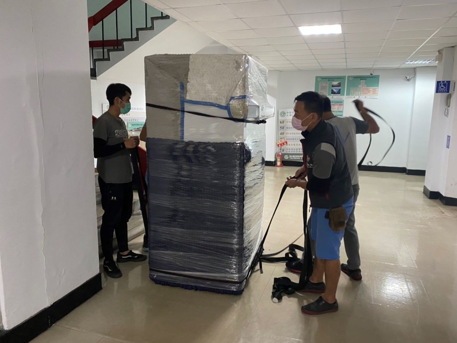 專搬生醫設備、搬精密儀器、實驗室冷凍櫃搬運、生技實驗設備、台北搬實驗設備、南港搬實驗設備、新北搬實驗設備、雙北搬實驗設備、汐止搬實驗設備、中永和搬實驗設備、板橋搬實驗設備、五股搬實驗設備、基隆搬實驗設備、桃園搬實驗設備、搬生醫設備推薦【榮福搬家】擁有各式各樣特殊重物搬運的經驗,用心實在給予最佳搬運服務,特殊重物搬運唯一首選榮福搬家公司。 專搬生醫設備、搬精密儀器、實驗室冷凍櫃搬運、生技實驗設備、台北搬實驗設備、南港搬實驗設備、新北搬實驗設備、雙北搬實驗設備、汐止搬實驗設備、中永和搬實驗設備、板橋搬實驗設備、五股搬實驗設備、基隆搬實驗設備、桃園搬實驗設備、搬生醫設備推薦【榮福搬家】擁有各式各樣特殊重物搬運的經驗,用心實在給予最佳搬運服務,特殊重物搬運唯一首選榮福搬家公司。