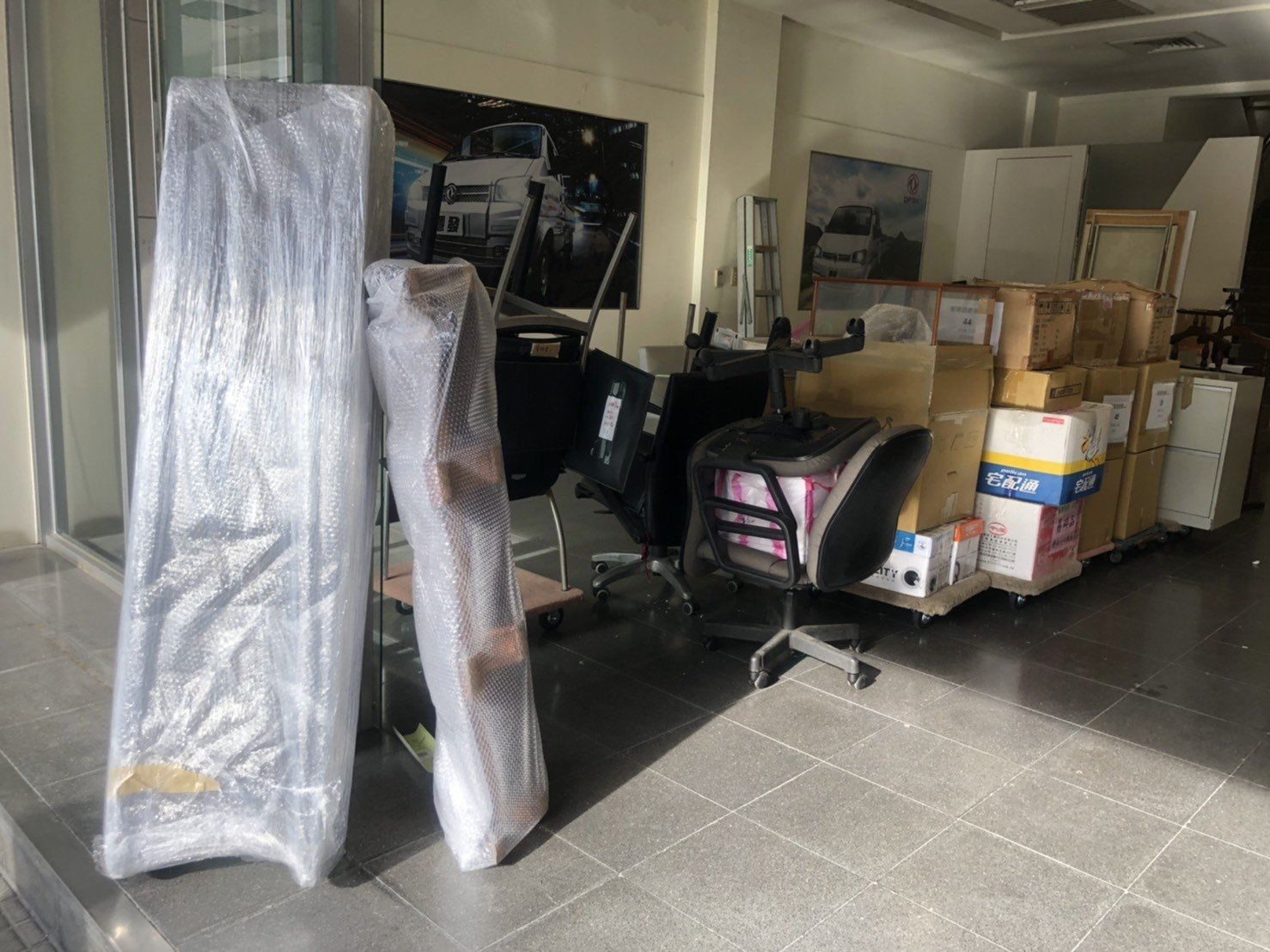 搬家【榮福搬家公司】搬家首選、台北搬家公司推薦:公司行搬遷服務,包裝搬運、打包裝箱「細膩包裝、專業搬運、用心服務、以客為尊」是榮福搬家公司的宗旨與精神。歡迎立即來電02-2651-2727專人服務。 搬家【榮福搬家公司】搬家首選、台北搬家公司推薦:公司行搬遷服務,包裝搬運、打包裝箱「細膩包裝、專業搬運、用心服務、以客為尊」是榮福搬家公司的宗旨與精神。歡迎立即來電02-2651-2727專人服務。