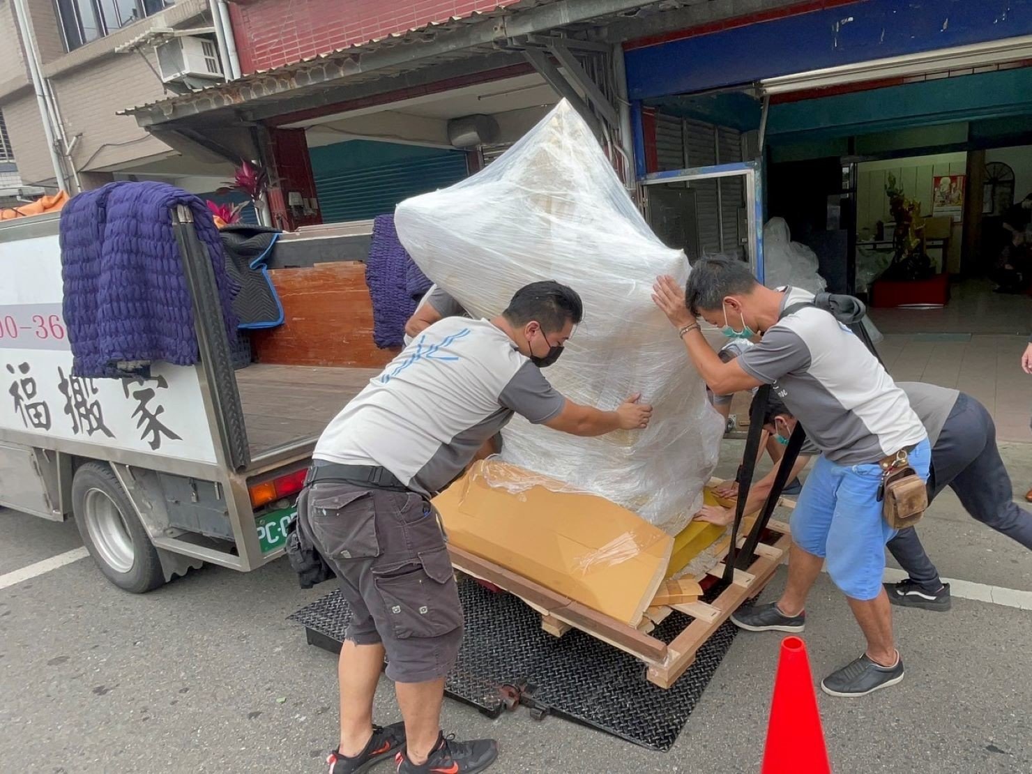 搬家首選【榮福搬家公司】四面佛像搬家|四面佛精緻包裝|泰國財神搬家|泰國財神精緻包裝|泰國四面佛搬運|石雕佛像精緻包裝|玉雕神像精緻包裝|木雕神像精緻包裝|特殊重物神像搬運|廟宇喬遷搬運|神社喬遷搬運|神尊搬運|喬遷搬家首選|特殊重物神像搬運|特殊重物佛像搬運、用心防護、精緻包裝、搬重物技巧、新北搬家公司推薦、搬家車、搬家公司、基隆搬家、南港搬家、桃園搬家公司推薦、台北搬家公司推薦:大台北搬家,精緻包裝搬運「細膩包裝、專業搬運、用心服務、以客為尊」是榮福搬家公司的宗旨與精神。歡迎立即來電02-2651-2727專人服務。 搬家首選【榮福搬家公司】四面佛像搬家|四面佛精緻包裝|泰國財神搬家|泰國財神精緻包裝|泰國四面佛搬運|石雕佛像精緻包裝|玉雕神像精緻包裝|木雕神像精緻包裝|特殊重物神像搬運|廟宇喬遷搬運|神社喬遷搬運|神尊搬運|喬遷搬家首選|特殊重物神像搬運|特殊重物佛像搬運、用心防護、精緻包裝、搬重物技巧、新北搬家公司推薦、搬家車、搬家公司、基隆搬家、南港搬家、桃園搬家公司推薦、台北搬家公司推薦:大台北搬家,精緻包裝搬運「細膩包裝、專業搬運、用心服務、以客為尊」是榮福搬家公司的宗旨與精神。歡迎立即來電02-2651-2727專人服務。