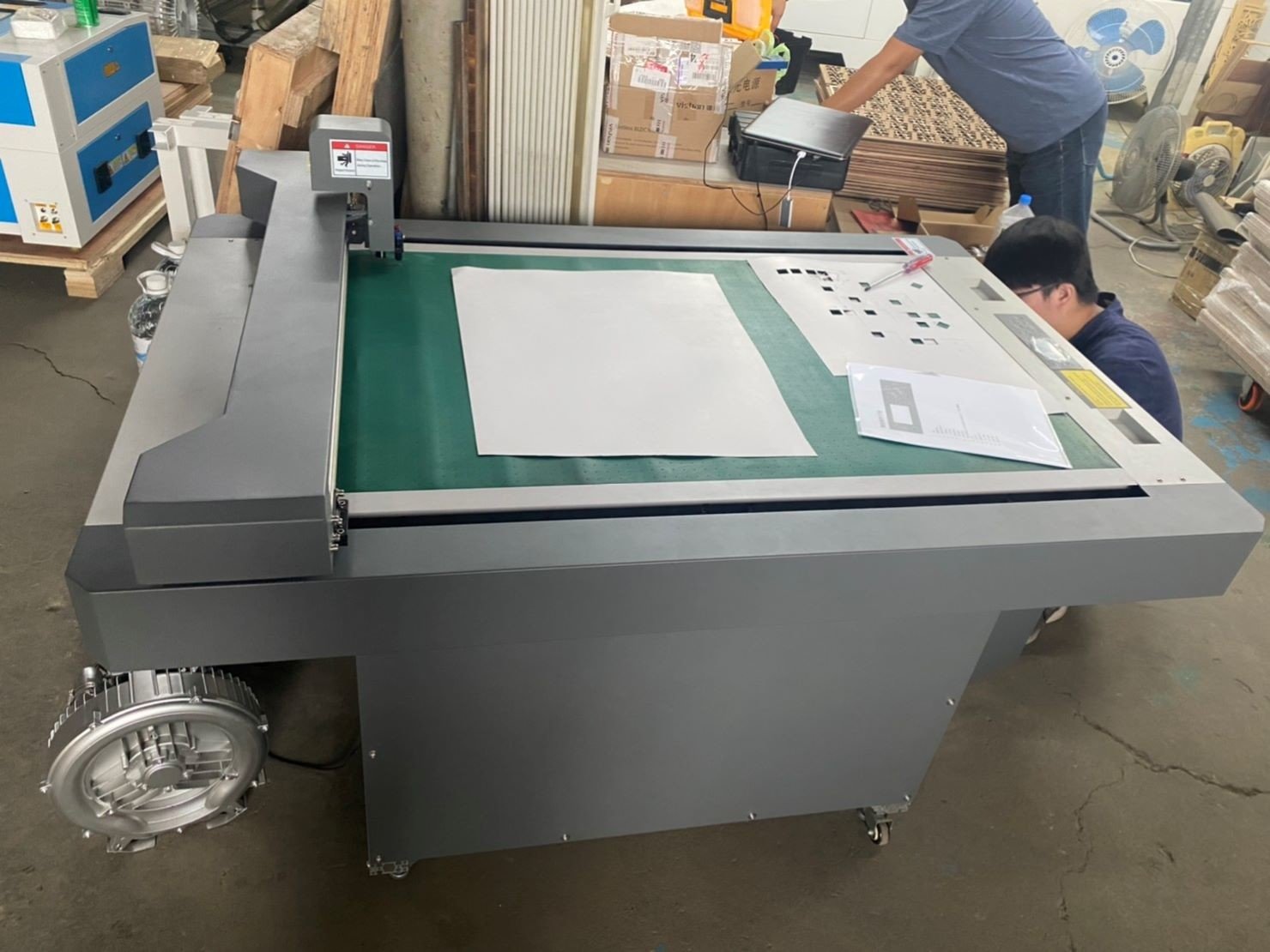 搬重物【榮福搬家公司】搬切割機、口碑第一、台北搬家推薦：此為傳統較常見的以刀片裁切的切割機，重量約150公斤左右。