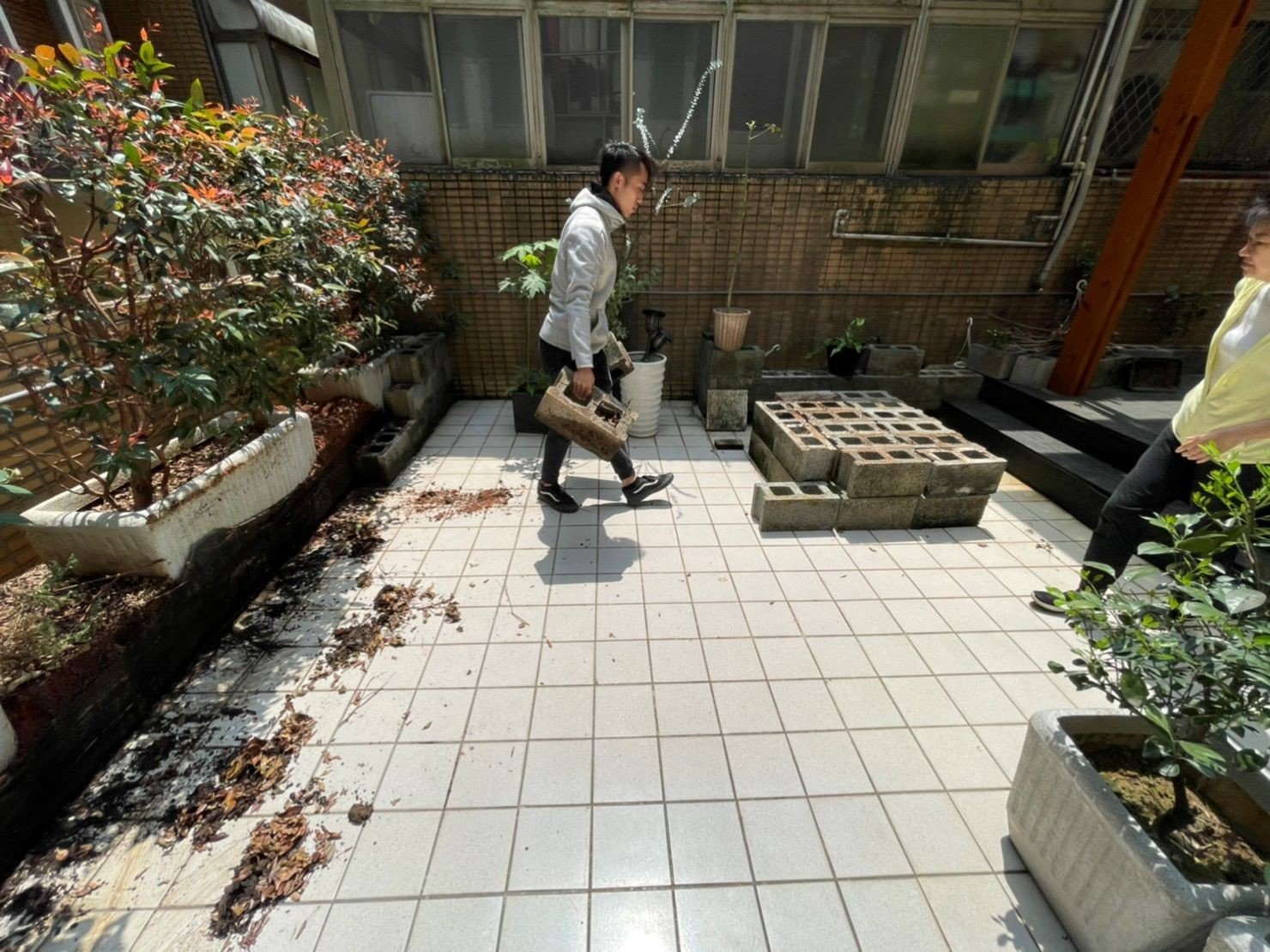 盆栽搬運、搬重物【榮福搬家公司】石墩搬運、搬石頭桌椅、搬洗衣機、搬醫療床、搬神明桌、精搬金庫、搬保險櫃、精搬魚缸、精搬鋼琴、家庭搬家、跨縣市搬家、搬工計時、人力搬運、搬運、搬床墊、冰箱搬運、搬家具、搬家首選、吊掛搬運、吊家具搬運、特殊重物搬運、專搬重物、搬重物技巧、新北搬家公司推薦、搬家車、搬家公司、基隆搬家、南港搬家、桃園搬家公司推薦、台北搬家公司推薦:大台北搬家,精緻包裝搬運「細膩包裝、專業搬運、用心服務、以客為尊」是榮福搬家公司的宗旨與精神。歡迎立即來電02-2651-2727專人服務。 盆栽搬運、搬重物【榮福搬家公司】石墩搬運、搬石頭桌椅、搬洗衣機、搬醫療床、搬神明桌、精搬金庫、搬保險櫃、精搬魚缸、精搬鋼琴、家庭搬家、跨縣市搬家、搬工計時、人力搬運、搬運、搬床墊、冰箱搬運、搬家具、搬家首選、吊掛搬運、吊家具搬運、特殊重物搬運、專搬重物、搬重物技巧、新北搬家公司推薦、搬家車、搬家公司、基隆搬家、南港搬家、桃園搬家公司推薦、台北搬家公司推薦:大台北搬家,精緻包裝搬運「細膩包裝、專業搬運、用心服務、以客為尊」是榮福搬家公司的宗旨與精神。歡迎立即來電02-2651-2727專人服務。