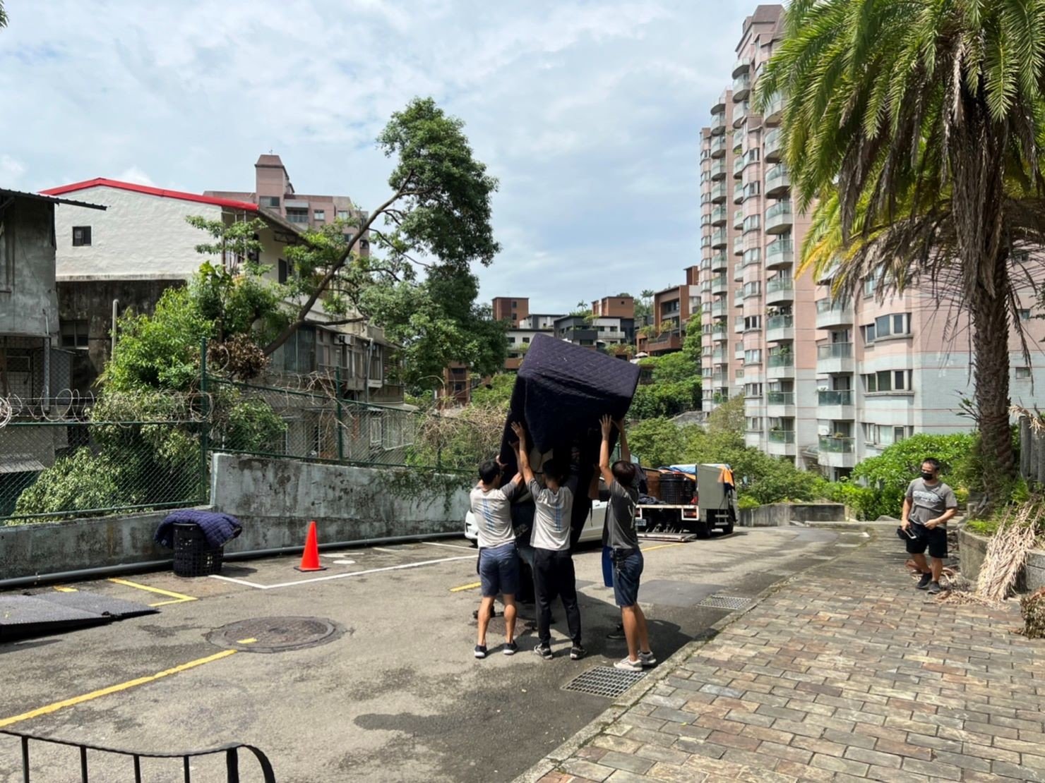 台北搬家吊掛搬運∣南港搬家吊掛搬運∣新北搬家吊掛搬運∣雙北搬家吊掛搬運∣汐止搬家吊掛搬運∣五股搬家吊掛搬運∣中永和搬家吊掛搬運∣板橋搬家吊掛搬運∣桃園搬家吊掛搬運推薦【榮福搬家】屬專業搬家細膩運唯一首選,累積20年各式各樣特殊重物的搬運經驗,專業敏捷快速完成您的各項搬運任務。榮福搬家具備精緻包裝搬運「細膩包裝、專業搬運、用心服務、以客為尊」是榮福搬家公司的宗旨與精神。歡迎立即來電02-2651-2727專人服務。 台北搬家吊掛搬運∣南港搬家吊掛搬運∣新北搬家吊掛搬運∣雙北搬家吊掛搬運∣汐止搬家吊掛搬運∣五股搬家吊掛搬運∣中永和搬家吊掛搬運∣板橋搬家吊掛搬運∣桃園搬家吊掛搬運推薦【榮福搬家】屬專業搬家細膩運唯一首選,累積20年各式各樣特殊重物的搬運經驗,專業敏捷快速完成您的各項搬運任務。榮福搬家具備精緻包裝搬運「細膩包裝、專業搬運、用心服務、以客為尊」是榮福搬家公司的宗旨與精神。歡迎立即來電02-2651-2727專人服務。
