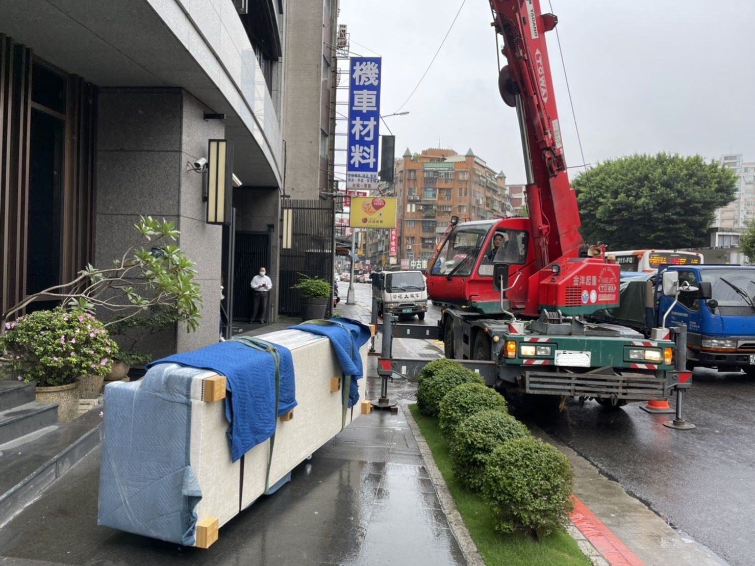 吊車吊掛搬運、搬家公司推薦、新北搬家推薦【榮福搬家公司】吊車搬家、吊車搬運、吊掛清運、搬家首選、口碑第一、搬家好評推薦、特殊重物搬運、南港搬家、桃園搬家公司推薦、台北搬家公司推薦、搬家具、吊大型家具搬運、冰箱搬運、基隆搬家、搬家電、床墊搬運、Queen Size床墊搬運、吊平台式鋼琴搬運、沙發吊掛搬運、單件家具運送、單一重物搬運、搬公司行號、家庭搬家、搬鋼琴、搬工計時、搬工服務、人力搬運、搬運、吊掛搬運金庫,針對顧客都秉持以用心實在專業搬家技巧,搬家實在用心值得您的信賴與選擇。歡迎來電咨詢02-2651-2727,榮福搬家有專員立即為您服務。 吊車吊掛搬運、搬家公司推薦、新北搬家推薦【榮福搬家公司】吊車搬家、吊車搬運、吊掛清運、搬家首選、口碑第一、搬家好評推薦、特殊重物搬運、南港搬家、桃園搬家公司推薦、台北搬家公司推薦、搬家具、吊大型家具搬運、冰箱搬運、基隆搬家、搬家電、床墊搬運、Queen Size床墊搬運、吊平台式鋼琴搬運、沙發吊掛搬運、單件家具運送、單一重物搬運、搬公司行號、家庭搬家、搬鋼琴、搬工計時、搬工服務、人力搬運、搬運、吊掛搬運金庫,針對顧客都秉持以用心實在專業搬家技巧,搬家實在用心值得您的信賴與選擇。歡迎來電咨詢02-2651-2727,榮福搬家有專員立即為您服務。