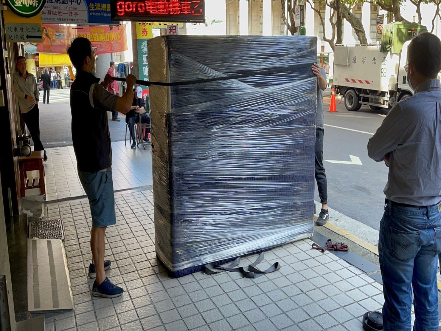 搬重物、重物搬運【榮福搬家公司】石墩搬運、搬石椅、搬石頭桌、搬洗衣機、搬披薩窯、精搬金庫、搬保險櫃、精搬魚缸、精搬鋼琴、跨縣搬家、搬工派遣、搬運、床墊搬運、冰箱搬運、搬營業用冰箱、鋼琴搬運、超低溫冷凍櫃搬運、滾筒洗衣機搬運、搬醫療床、搬電動床、搬家具、搬家首選、吊掛搬運、吊家具搬運、特殊重物搬運、專搬重物、重物搬運器、單一重物搬運、新北搬家推薦、搬家公司、基隆搬家、南港搬家、桃園搬家公司、台北搬家公司推薦:大台北搬家,精緻包裝搬運「細膩包裝、專業搬運、用心服務、以客為尊」是榮福搬家公司的宗旨與精神。歡迎立即來電02-2651-2727專人服務。 搬重物、重物搬運【榮福搬家公司】石墩搬運、搬石椅、搬石頭桌、搬洗衣機、搬披薩窯、精搬金庫、搬保險櫃、精搬魚缸、精搬鋼琴、跨縣搬家、搬工派遣、搬運、床墊搬運、冰箱搬運、搬營業用冰箱、鋼琴搬運、超低溫冷凍櫃搬運、滾筒洗衣機搬運、搬醫療床、搬電動床、搬家具、搬家首選、吊掛搬運、吊家具搬運、特殊重物搬運、專搬重物、重物搬運器、單一重物搬運、新北搬家推薦、搬家公司、基隆搬家、南港搬家、桃園搬家公司、台北搬家公司推薦:大台北搬家,精緻包裝搬運「細膩包裝、專業搬運、用心服務、以客為尊」是榮福搬家公司的宗旨與精神。歡迎立即來電02-2651-2727專人服務。