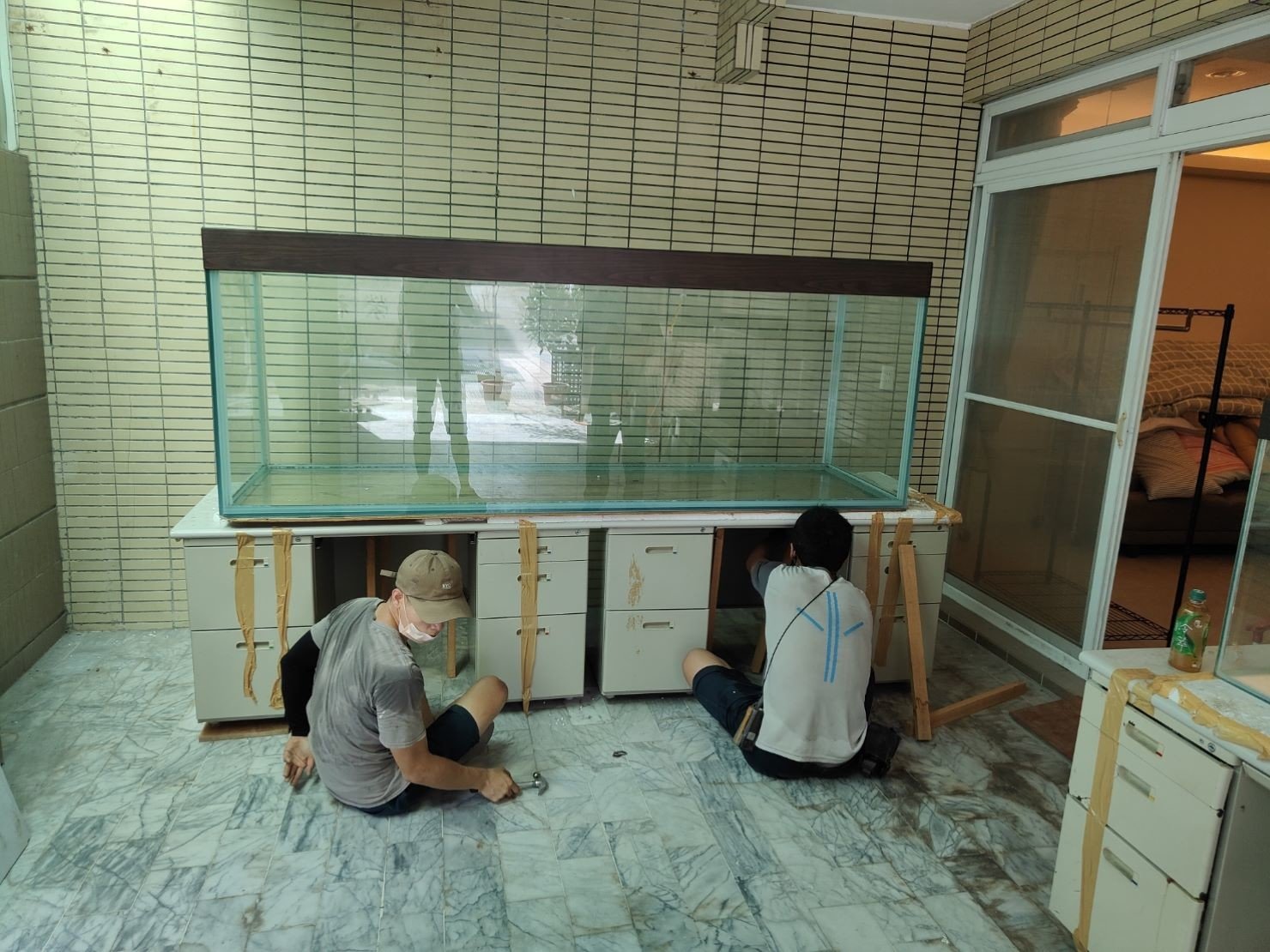 特殊搬運、搬重物【榮福搬家公司】8尺玻璃魚缸、搬單一玻璃魚缸、水族魚缸、精搬魚缸、展示魚缸、風水魚缸、搬魚缸、家庭搬家、跨縣市搬家、搬工計時、人力搬運、、搬家首選、特殊重物搬運、專搬重物、搬重物技巧、新北搬家公司推薦、搬家車、搬家公司、基隆搬家、南港搬家、桃園搬家公司推薦、台北搬家公司推薦:大台北搬家,精緻包裝搬運「細膩包裝、專業搬運、用心服務、以客為尊」是榮福搬家公司的宗旨與精神。歡迎立即來電02-2651-2727專人服務。 特殊搬運、搬重物【榮福搬家公司】8尺玻璃魚缸、搬單一玻璃魚缸、水族魚缸、精搬魚缸、展示魚缸、風水魚缸、搬魚缸、家庭搬家、跨縣市搬家、搬工計時、人力搬運、、搬家首選、特殊重物搬運、專搬重物、搬重物技巧、新北搬家公司推薦、搬家車、搬家公司、基隆搬家、南港搬家、桃園搬家公司推薦、台北搬家公司推薦:大台北搬家,精緻包裝搬運「細膩包裝、專業搬運、用心服務、以客為尊」是榮福搬家公司的宗旨與精神。歡迎立即來電02-2651-2727專人服務。