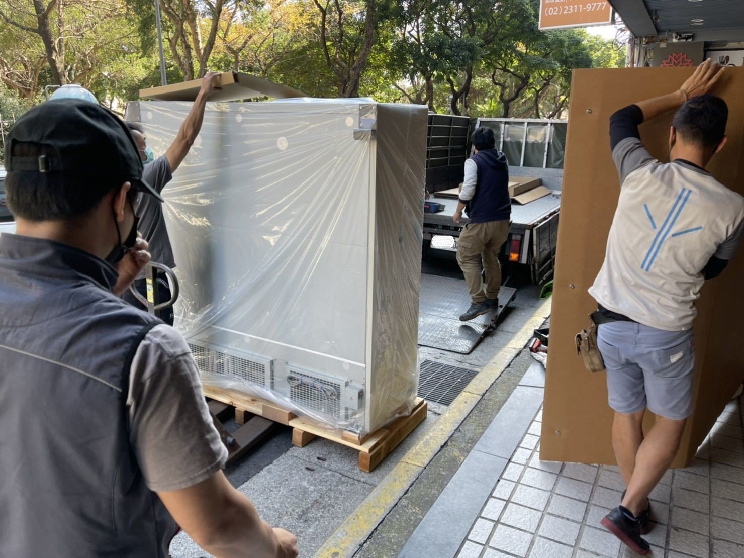 搬重物、重物搬運【榮福搬家公司】石墩搬運、搬石椅、搬石頭桌、搬洗衣機、搬披薩窯、精搬金庫、搬保險櫃、精搬魚缸、精搬鋼琴、跨縣搬家、搬工派遣、搬運、床墊搬運、冰箱搬運、搬營業用冰箱、鋼琴搬運、超低溫冷凍櫃搬運、滾筒洗衣機搬運、搬醫療床、搬電動床、搬家具、搬家首選、吊掛搬運、吊家具搬運、特殊重物搬運、專搬重物、重物搬運器、單一重物搬運、新北搬家推薦、搬家公司、基隆搬家、南港搬家、桃園搬家公司、台北搬家公司推薦:大台北搬家,精緻包裝搬運「細膩包裝、專業搬運、用心服務、以客為尊」是榮福搬家公司的宗旨與精神。歡迎立即來電02-2651-2727專人服務。 搬重物、重物搬運【榮福搬家公司】石墩搬運、搬石椅、搬石頭桌、搬洗衣機、搬披薩窯、精搬金庫、搬保險櫃、精搬魚缸、精搬鋼琴、跨縣搬家、搬工派遣、搬運、床墊搬運、冰箱搬運、搬營業用冰箱、鋼琴搬運、超低溫冷凍櫃搬運、滾筒洗衣機搬運、搬醫療床、搬電動床、搬家具、搬家首選、吊掛搬運、吊家具搬運、特殊重物搬運、專搬重物、重物搬運器、單一重物搬運、新北搬家推薦、搬家公司、基隆搬家、南港搬家、桃園搬家公司、台北搬家公司推薦:大台北搬家,精緻包裝搬運「細膩包裝、專業搬運、用心服務、以客為尊」是榮福搬家公司的宗旨與精神。歡迎立即來電02-2651-2727專人服務。
