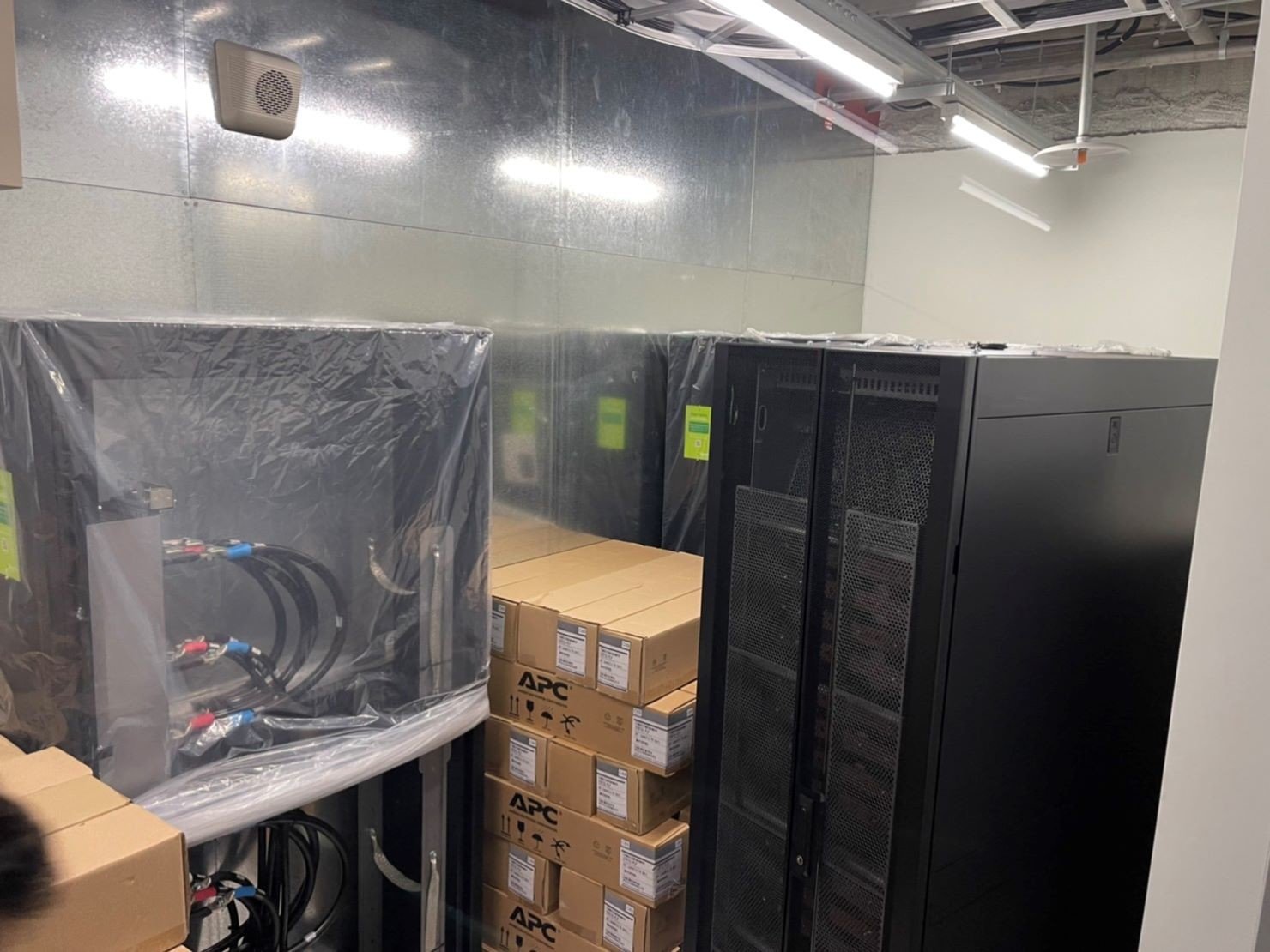 搬機器、搬設備、搬機器機櫃、搬UPS設備、搬電池櫃、搬旁路開關、搬重物【榮福搬家公司】、搬魚缸、搬鋼琴、搬金庫、人力搬運、搬按摩椅、搬家首選、吊掛搬運、吊金庫搬運、特殊重物搬運、單件重物搬運、搬醫療床、專搬重物、企業搬運服務、公司行號搬遷、搬遷、新北搬家公司推薦、搬家公司、基隆搬家、南港搬家、桃園搬家公司推薦、台北搬家公司推薦:大台北搬家,精緻包裝搬運「細膩包裝、專業搬運、用心服務、以客為尊」是榮福搬家公司的宗旨與精神。歡迎立即來電02-2651-2727專人服務。 搬機器、搬設備、搬機器機櫃、搬UPS設備、搬電池櫃、搬旁路開關、搬重物【榮福搬家公司】、搬魚缸、搬鋼琴、搬金庫、人力搬運、搬按摩椅、搬家首選、吊掛搬運、吊金庫搬運、特殊重物搬運、單件重物搬運、搬醫療床、專搬重物、企業搬運服務、公司行號搬遷、搬遷、新北搬家公司推薦、搬家公司、基隆搬家、南港搬家、桃園搬家公司推薦、台北搬家公司推薦:大台北搬家,精緻包裝搬運「細膩包裝、專業搬運、用心服務、以客為尊」是榮福搬家公司的宗旨與精神。歡迎立即來電02-2651-2727專人服務。