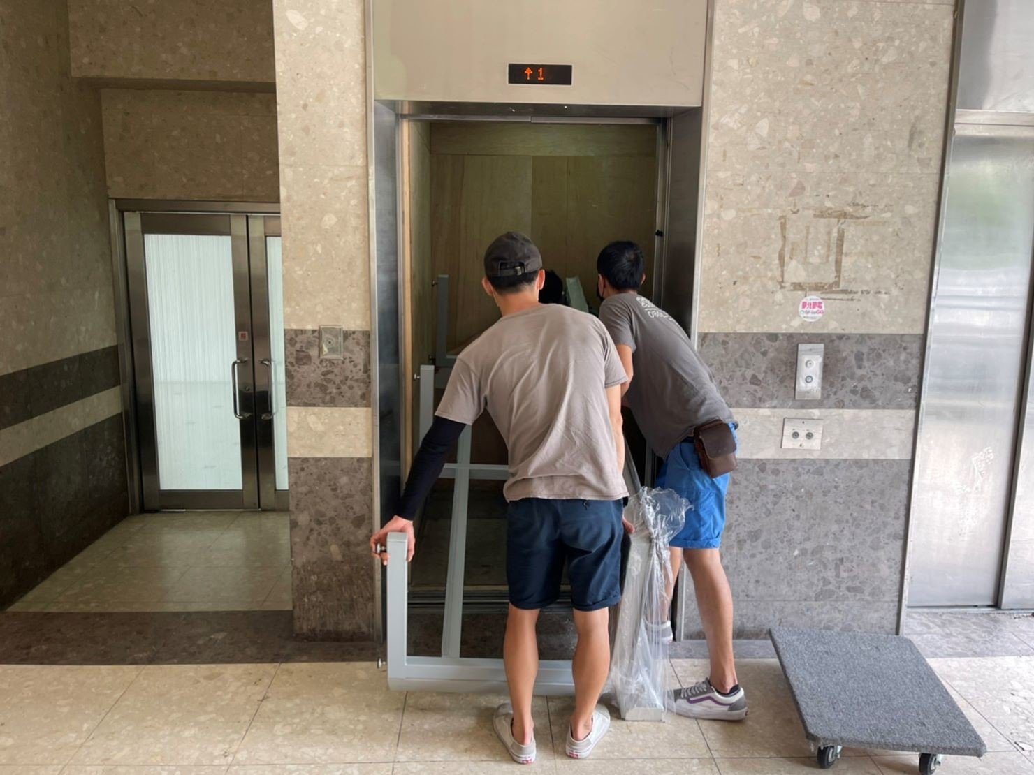 特殊重物搬運、專搬重物、特殊搬運、搬生醫設備【榮福搬家公司】搬披薩窯、精搬金庫、搬保險櫃、鋼琴搬運、按摩椅搬運、搬醫療床、電動床搬運、精搬魚缸、搬魚缸、跨縣市搬家、搬工計時、人工搬運、搬直立式冷凍櫃、搬超低溫冰箱、負86度超低溫冰箱搬運、營業用冰箱搬運、搬機械設備、各式機台搬運、精密儀器、臥室工作檯冰箱、實驗室設備、廚房大型設備搬運、搬營業用製冰機、烘焙設備搬運、搬營業用烤箱、廠房遷移、店面搬遷,實驗室搬遷、搬家首選、吊車吊掛搬運、吊家具搬運、台北搬家公司推薦:大台北搬家,精緻包裝搬運「細膩包裝、專業搬運、用心服務、以客為尊」是榮福搬家公司的宗旨與精神。歡迎立即來電02-2651-2727專人服務。 特殊重物搬運、專搬重物、特殊搬運、搬生醫設備【榮福搬家公司】搬披薩窯、精搬金庫、搬保險櫃、鋼琴搬運、按摩椅搬運、搬醫療床、電動床搬運、精搬魚缸、搬魚缸、跨縣市搬家、搬工計時、人工搬運、搬直立式冷凍櫃、搬超低溫冰箱、負86度超低溫冰箱搬運、營業用冰箱搬運、搬機械設備、各式機台搬運、精密儀器、臥室工作檯冰箱、實驗室設備、廚房大型設備搬運、搬營業用製冰機、烘焙設備搬運、搬營業用烤箱、廠房遷移、店面搬遷,實驗室搬遷、搬家首選、吊車吊掛搬運、吊家具搬運、台北搬家公司推薦:大台北搬家,精緻包裝搬運「細膩包裝、專業搬運、用心服務、以客為尊」是榮福搬家公司的宗旨與精神。歡迎立即來電02-2651-2727專人服務。