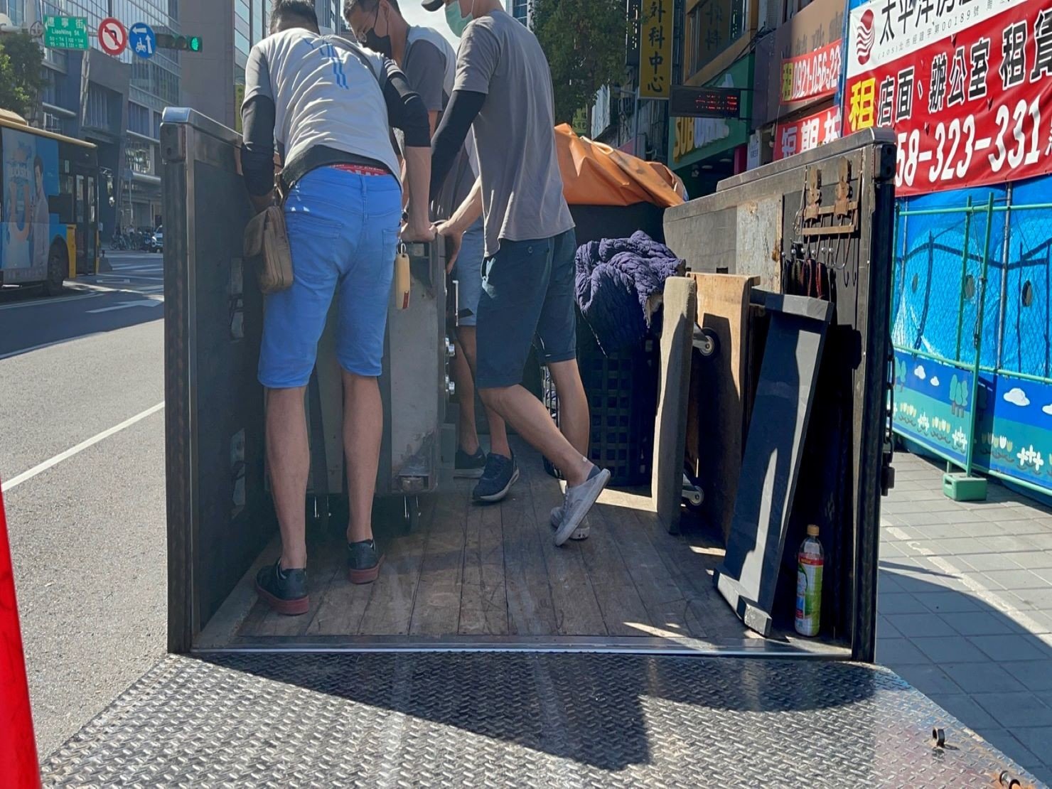 搬金庫、重物搬運【榮福搬家公司】石墩搬運、搬石椅、搬石頭桌、搬洗衣機、搬披薩窯、精搬金庫、搬保險櫃、精搬魚缸、精搬鋼琴、跨縣市搬家、搬工派遣、搬運、床墊搬運、冰箱搬運、大型家具搬運、單件家具運送、單一物件搬運、搬家首選、吊掛搬運、吊家具搬運、特殊重物搬運、專搬重物、新北搬家推薦、搬家公司、基隆搬家、南港搬家、桃園搬家公司、台北搬家公司推薦:大台北搬家,精緻包裝搬運「細膩包裝、專業搬運、用心服務、以客為尊」是榮福搬家公司的宗旨與精神。歡迎立即來電02-2651-2727專人服務。 搬金庫、重物搬運【榮福搬家公司】石墩搬運、搬石椅、搬石頭桌、搬洗衣機、搬披薩窯、精搬金庫、搬保險櫃、精搬魚缸、精搬鋼琴、跨縣市搬家、搬工派遣、搬運、床墊搬運、冰箱搬運、大型家具搬運、單件家具運送、單一物件搬運、搬家首選、吊掛搬運、吊家具搬運、特殊重物搬運、專搬重物、新北搬家推薦、搬家公司、基隆搬家、南港搬家、桃園搬家公司、台北搬家公司推薦:大台北搬家,精緻包裝搬運「細膩包裝、專業搬運、用心服務、以客為尊」是榮福搬家公司的宗旨與精神。歡迎立即來電02-2651-2727專人服務。