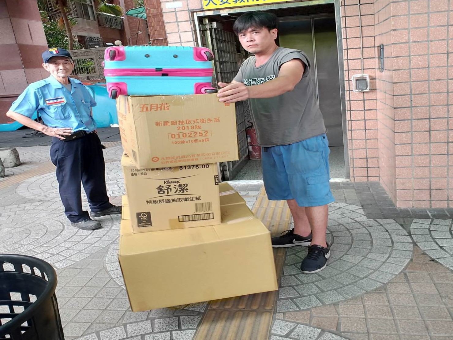 搬家公司【榮福搬家】推薦給您最優質、最安全的搬運服務:將裝箱物品以拖板車用送下樓;且事先向社區管委會申請好貨車停靠及物品擺放地 將裝箱物品以拖板車用送下樓;且事先向社區管委會申請好貨車停靠及物品擺放地