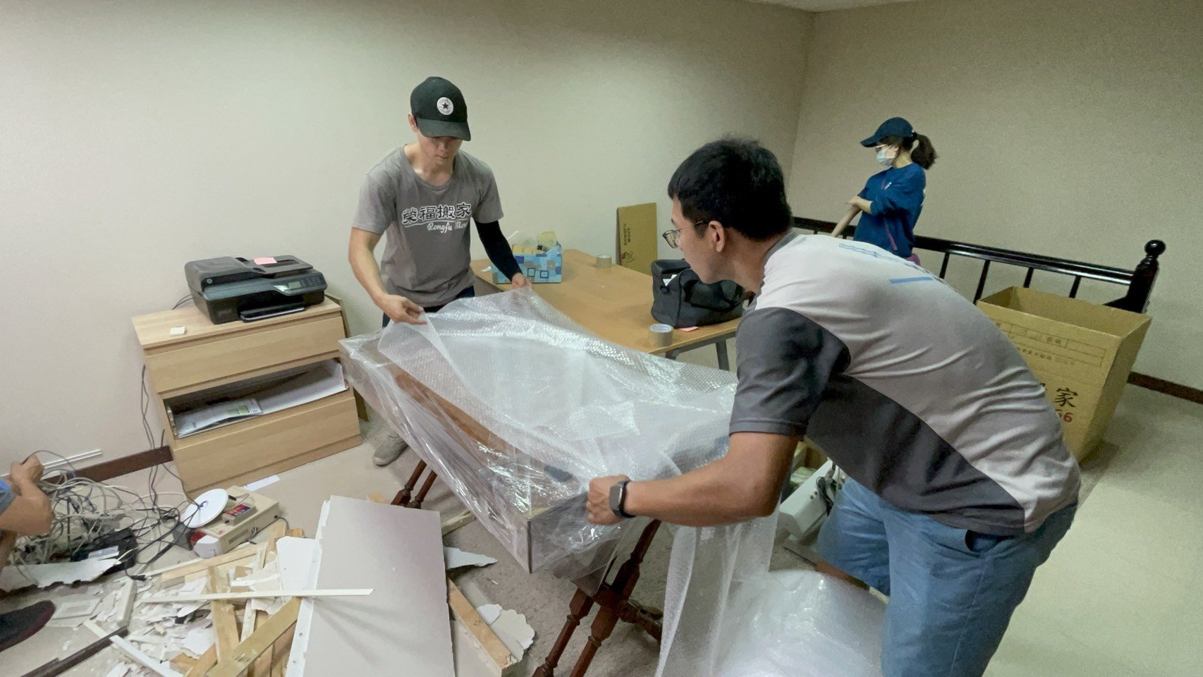 專搬重物、搬家公司推薦、新北搬家公司推薦【榮福搬家公司】基隆搬家、南港搬家、桃園搬家公司推薦、家庭搬家、精緻搬家、精緻包裝、打包裝箱、跨縣市搬家、搬工計時、人工搬運、床墊搬運、冰箱搬運、搬家具、搬家首選、吊掛搬運、吊家具搬運、搬家紙箱、氣泡捲、膠膜、黃色透明膠帶、大型家具搬運、搬木製家具、搬大理石桌、台北搬家公司推薦:大台北搬家,精緻包裝搬運「細膩包裝、專業搬運、用心服務、以客為尊」是榮福搬家公司的宗旨與精神。歡迎立即來電02-2651-2727專人服務。 專搬重物、搬家公司推薦、新北搬家公司推薦【榮福搬家公司】基隆搬家、南港搬家、桃園搬家公司推薦、家庭搬家、精緻搬家、精緻包裝、打包裝箱、跨縣市搬家、搬工計時、人工搬運、床墊搬運、冰箱搬運、搬家具、搬家首選、吊掛搬運、吊家具搬運、搬家紙箱、氣泡捲、膠膜、黃色透明膠帶、大型家具搬運、搬木製家具、搬大理石桌、台北搬家公司推薦:大台北搬家,精緻包裝搬運「細膩包裝、專業搬運、用心服務、以客為尊」是榮福搬家公司的宗旨與精神。歡迎立即來電02-2651-2727專人服務。