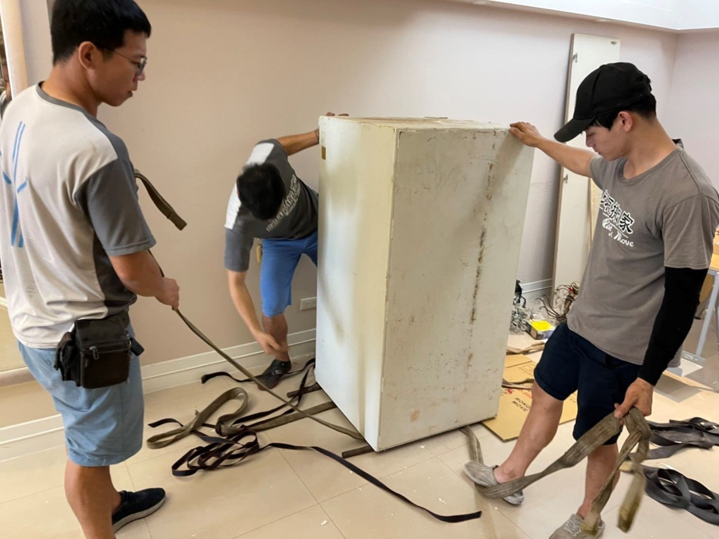 金庫搬運、打壁虎吊掛搬運、搬重物【榮福搬家公司】石墩搬運、搬石椅、搬石頭桌、搬洗衣機、搬披薩窯、精搬金庫、搬保險櫃、精搬魚缸、精搬鋼琴、跨縣市搬家、搬工計時、人力搬運、搬運、搬重物技巧、重物搬運器、搬重物工具、冰箱搬運、搬家具、搬家首選、吊掛搬運、吊家具搬運、吊金庫搬運、特殊重物搬運、單件重物搬運、搬醫療床、專搬重物、企業搬運服務、公司行號搬遷、搬遷、新北搬家公司推薦、搬家公司、基隆搬家、南港搬家、桃園搬家公司推薦、台北搬家公司推薦:大台北搬家,精緻包裝搬運「細膩包裝、專業搬運、用心服務、以客為尊」是榮福搬家公司的宗旨與精神。歡迎立即來電02-2651-2727專人服務。 金庫搬運、打壁虎吊掛搬運、搬重物【榮福搬家公司】石墩搬運、搬石椅、搬石頭桌、搬洗衣機、搬披薩窯、精搬金庫、搬保險櫃、精搬魚缸、精搬鋼琴、跨縣市搬家、搬工計時、人力搬運、搬運、搬重物技巧、重物搬運器、搬重物工具、冰箱搬運、搬家具、搬家首選、吊掛搬運、吊家具搬運、吊金庫搬運、特殊重物搬運、單件重物搬運、搬醫療床、專搬重物、企業搬運服務、公司行號搬遷、搬遷、新北搬家公司推薦、搬家公司、基隆搬家、南港搬家、桃園搬家公司推薦、台北搬家公司推薦:大台北搬家,精緻包裝搬運「細膩包裝、專業搬運、用心服務、以客為尊」是榮福搬家公司的宗旨與精神。歡迎立即來電02-2651-2727專人服務。