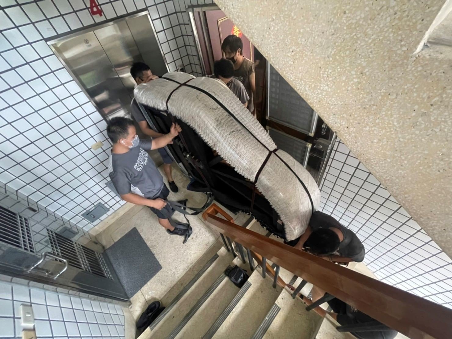 特殊搬運、搬重物【榮福搬家公司】精緻包裝鋼琴、演奏鋼琴、三角鋼琴、鋼琴搬運、三角鋼琴以樓梯搬運、演奏鋼琴以樓梯搬運、演奏平台式鋼琴以樓梯辦運、音樂廳平台式鋼琴搬運、演奏會平台式鋼琴搬運、飯店平台式鋼琴搬運、跨縣市搬鋼琴、鋼琴室內移動、搬鋼琴首選、鋼琴吊掛搬運、專搬重物、搬重物技巧、新北鋼琴搬運公司推薦、大台北鋼琴搬運公司、桃園鋼琴搬運公司、新竹鋼琴搬運公司、台北搬家公司推薦:大台北搬家,精緻包裝搬運「細膩包裝、專業搬運、用心服務、以客為尊」是榮福搬家公司的宗旨與精神。歡迎立即來電02-2651-2727專人服務。 特殊搬運、搬重物【榮福搬家公司】精緻包裝鋼琴、演奏鋼琴、三角鋼琴、鋼琴搬運、三角鋼琴以樓梯搬運、演奏鋼琴以樓梯搬運、演奏平台式鋼琴以樓梯辦運、音樂廳平台式鋼琴搬運、演奏會平台式鋼琴搬運、飯店平台式鋼琴搬運、跨縣市搬鋼琴、鋼琴室內移動、搬鋼琴首選、鋼琴吊掛搬運、專搬重物、搬重物技巧、新北鋼琴搬運公司推薦、大台北鋼琴搬運公司、桃園鋼琴搬運公司、新竹鋼琴搬運公司、台北搬家公司推薦:大台北搬家,精緻包裝搬運「細膩包裝、專業搬運、用心服務、以客為尊」是榮福搬家公司的宗旨與精神。歡迎立即來電02-2651-2727專人服務。