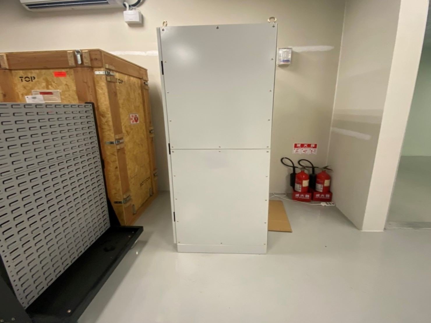 搬機櫃、搬機檯【榮福搬家】搬重物口碑第一、台北搬家推薦:榮福搬家師傅從台北一路到台中,將此配電櫃安全無慮的運送至顧客公司。 搬機櫃、搬機檯【榮福搬家】搬重物口碑第一、台北搬家推薦:榮福搬家師傅從台北一路到台中,將此配電櫃安全無慮的運送至顧客公司。