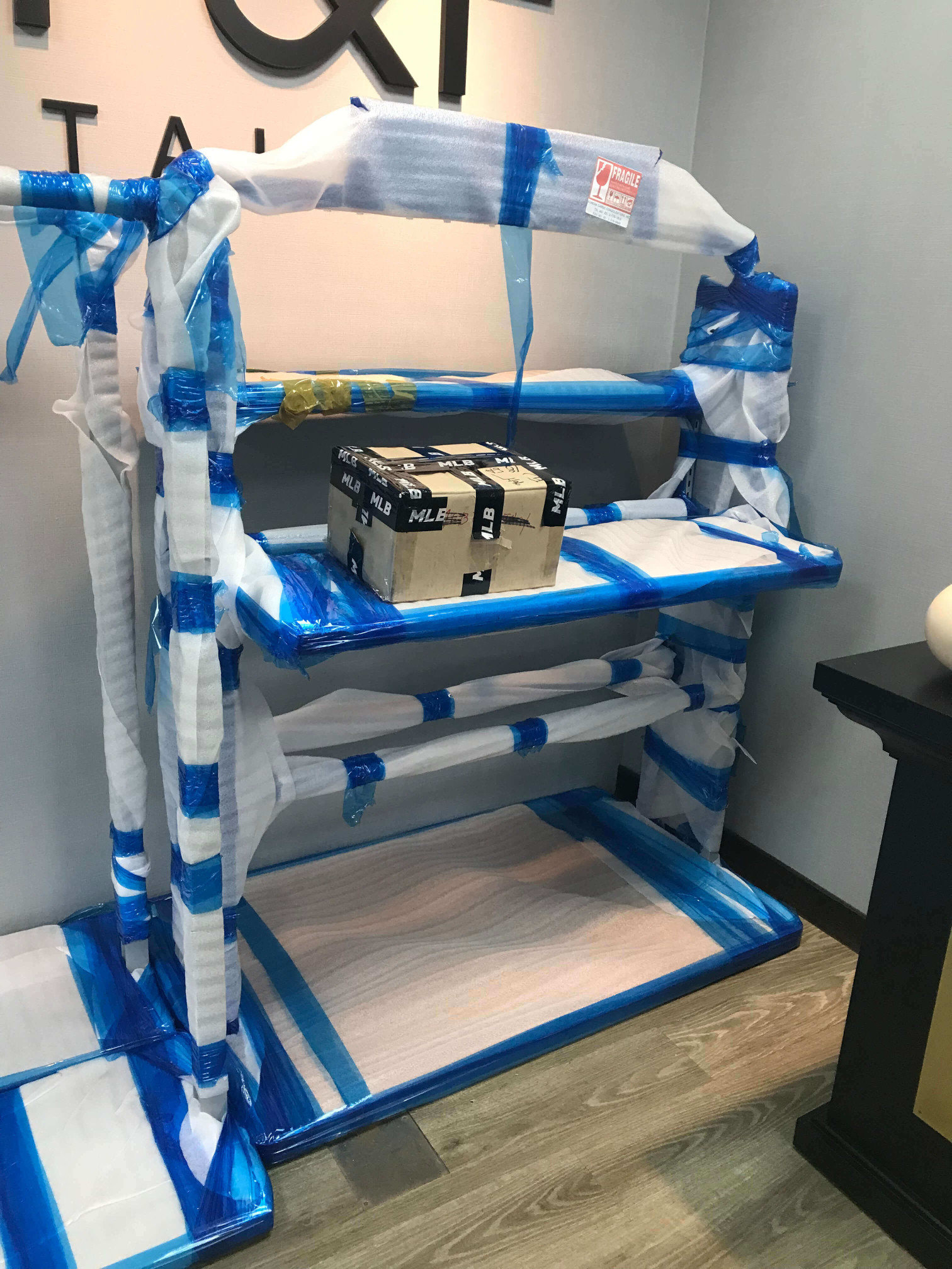 【榮福搬家】百貨倉儲暫放精緻包裝、百貨撤櫃、展示架搬運、中島雙排架搬運、服裝店展示架搬運、落地是掛衣架搬運,服飾店模特兒搬運、品牌大型公仔搬運、海外公仔搬運、公仔精緻包裝、模型精緻包裝,台北搬家公司推薦:大台北搬家,精緻包裝搬運「細膩包裝、專業搬運、用心服務、以客為尊」是榮福搬家公司的宗旨與精神。歡迎立即來電02-2651-2727專人服務。 【榮福搬家】百貨倉儲暫放精緻包裝、百貨撤櫃、展示架搬運、中島雙排架搬運、服裝店展示架搬運、落地是掛衣架搬運,服飾店模特兒搬運、品牌大型公仔搬運、海外公仔搬運、公仔精緻包裝、模型精緻包裝,台北搬家公司推薦:大台北搬家,精緻包裝搬運「細膩包裝、專業搬運、用心服務、以客為尊」是榮福搬家公司的宗旨與精神。歡迎立即來電02-2651-2727專人服務。