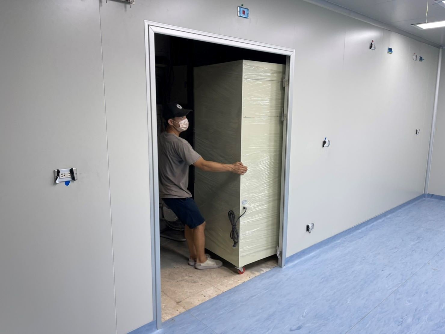特殊重物搬運、專搬重物、特殊搬運、搬生醫設備【榮福搬家公司】搬披薩窯、精搬金庫、搬保險櫃、鋼琴搬運、按摩椅搬運、搬醫療床、電動床搬運、精搬魚缸、搬魚缸、跨縣市搬家、搬工計時、人工搬運、搬直立式冷凍櫃、搬超低溫冰箱、負86度超低溫冰箱搬運、營業用冰箱搬運、搬機械設備、各式機台搬運、精密儀器、臥室工作檯冰箱、實驗室設備、廚房大型設備搬運、搬營業用製冰機、烘焙設備搬運、搬營業用烤箱、廠房遷移、店面搬遷,實驗室搬遷、搬家首選、吊車吊掛搬運、吊家具搬運、台北搬家公司推薦:大台北搬家,精緻包裝搬運「細膩包裝、專業搬運、用心服務、以客為尊」是榮福搬家公司的宗旨與精神。歡迎立即來電02-2651-2727專人服務。 特殊重物搬運、專搬重物、特殊搬運、搬生醫設備【榮福搬家公司】搬披薩窯、精搬金庫、搬保險櫃、鋼琴搬運、按摩椅搬運、搬醫療床、電動床搬運、精搬魚缸、搬魚缸、跨縣市搬家、搬工計時、人工搬運、搬直立式冷凍櫃、搬超低溫冰箱、負86度超低溫冰箱搬運、營業用冰箱搬運、搬機械設備、各式機台搬運、精密儀器、臥室工作檯冰箱、實驗室設備、廚房大型設備搬運、搬營業用製冰機、烘焙設備搬運、搬營業用烤箱、廠房遷移、店面搬遷,實驗室搬遷、搬家首選、吊車吊掛搬運、吊家具搬運、台北搬家公司推薦:大台北搬家,精緻包裝搬運「細膩包裝、專業搬運、用心服務、以客為尊」是榮福搬家公司的宗旨與精神。歡迎立即來電02-2651-2727專人服務。