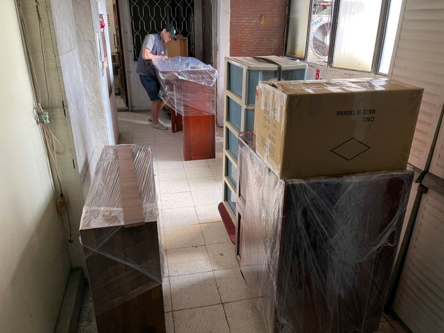搬家公司推薦、新北搬家推薦【榮福搬家公司】南港搬家、桃園搬家公司推薦、台北搬家公司推薦、大型家具搬運、冰箱搬運、基隆搬家、搬家電、床墊搬運、神明桌搬運、搬公司行號、家庭搬家、搬鋼琴、搬工、搬運、搬家紙箱、跨縣市搬家、搬家車、搬家估價、搬家首選、搬家達人,針對顧客都秉持以用心實在專業搬家技巧,搬家實在用心值得您的信賴與選擇。優質搬家,包裝搬運「細膩包裝、專業搬運、用心服務、以客為尊」是榮福搬家公司的宗旨與精神。歡迎立即來電02-2651-2727專人服務。系統式家具拆裝找專業的榮福搬家就對了。 搬家公司推薦、新北搬家推薦【榮福搬家公司】南港搬家、桃園搬家公司推薦、台北搬家公司推薦、大型家具搬運、冰箱搬運、基隆搬家、搬家電、床墊搬運、神明桌搬運、搬公司行號、家庭搬家、搬鋼琴、搬工、搬運、搬家紙箱、跨縣市搬家、搬家車、搬家估價、搬家首選、搬家達人,針對顧客都秉持以用心實在專業搬家技巧,搬家實在用心值得您的信賴與選擇。優質搬家,包裝搬運「細膩包裝、專業搬運、用心服務、以客為尊」是榮福搬家公司的宗旨與精神。歡迎立即來電02-2651-2727專人服務。系統式家具拆裝找專業的榮福搬家就對了。