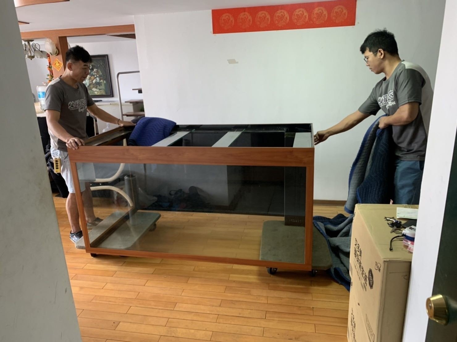 搬家公司推薦【榮福搬家公司】精搬魚缸、跨縣搬家、搬家首選、吊掛搬運、吊家具搬運、台北搬家公司推薦:大台北搬家,精緻包裝搬運「細膩包裝、專業搬運、用心服務、以客為尊」是榮福搬家公司的宗旨與精神。歡迎立即來電02-2651-2727專人服務。 搬家公司推薦【榮福搬家公司】精搬魚缸、跨縣搬家、搬家首選、吊掛搬運、吊家具搬運、台北搬家公司推薦:大台北搬家,精緻包裝搬運「細膩包裝、專業搬運、用心服務、以客為尊」是榮福搬家公司的宗旨與精神。歡迎立即來電02-2651-2727專人服務。