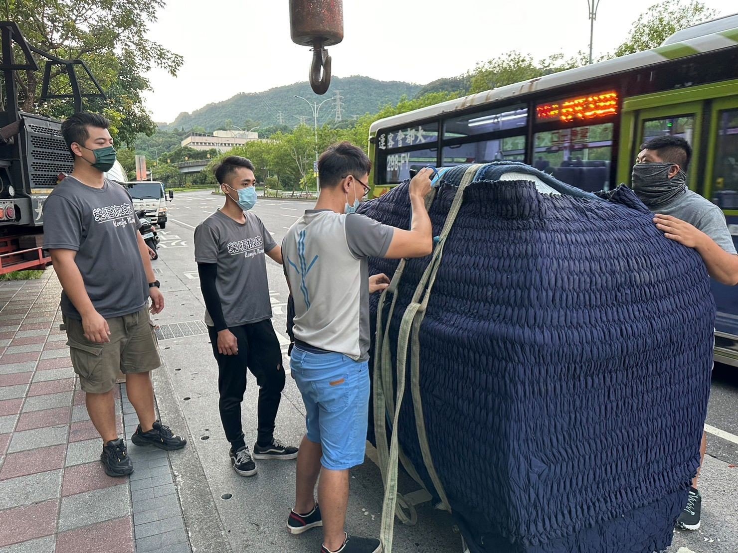 台北搬家重物吊掛搬運∣南港搬家重物吊掛搬運∣新北搬家重物吊掛搬運∣雙北搬家重物吊掛搬運∣汐止搬家重物吊掛運∣五股搬家重物吊搬運搬運∣ ∣板橋搬家重物吊掛搬運∣桃園搬家重物吊掛搬運推薦【榮福搬家】屬專業搬家細吊累運唯一的選擇,累積20年來特殊重物的搬運經驗,專業敏捷快速完成您的各項搬運任務。榮福搬家擁有精細的包裝搬運「精細包裝、專業搬運、用心服務、以客為尊」是榮福家搬運公司的宗旨與精神。歡迎立即來電02-2651-2727人服務。 台北搬家重物吊掛搬運∣南港搬家重物吊掛搬運∣新北搬家重物吊掛搬運∣雙北搬家重物吊掛搬運∣汐止搬家重物吊掛運∣五股搬家重物吊搬運搬運∣ ∣板橋搬家重物吊掛搬運∣桃園搬家重物吊掛搬運推薦【榮福搬家】屬專業搬家細吊累運唯一的選擇,累積20年來特殊重物的搬運經驗,專業敏捷快速完成您的各項搬運任務。榮福搬家擁有精細的包裝搬運「精細包裝、專業搬運、用心服務、以客為尊」是榮福家搬運公司的宗旨與精神。歡迎立即來電02-2651-2727人服務。