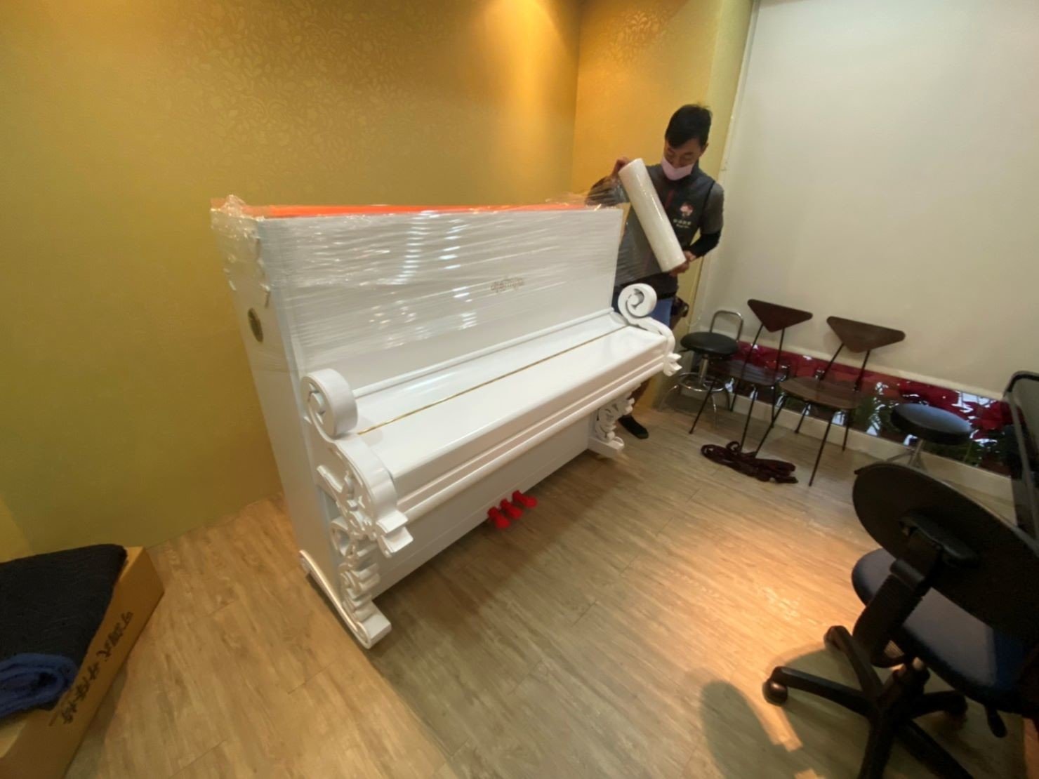 重物搬運【榮福搬家公司】搬鋼琴、搬家達人、搬洗衣機、搬披薩窯、精搬金庫、搬保險櫃、精搬魚缸、精搬鋼琴、跨縣搬家、搬工派遣、搬運、搬床墊、搬冰箱、搬家具、搬家首選、吊掛搬運、吊家具搬運、特殊重物搬運、專搬重物、新北搬家推薦、搬家公司、基隆搬家、南港搬家、桃園搬家公司、台北搬家公司推薦:大台北搬家,精緻包裝搬運「細膩包裝、專業搬運、用心服務、以客為尊」是榮福搬家公司的宗旨與精神。歡迎立即來電02-2651-2727專人服務。雕花鋼琴細膩的防護措施、專業的搬運,新北搬家公司推薦、鋼琴搬運好評推薦,專搬鋼琴的榮福搬家公司。 重物搬運【榮福搬家公司】搬鋼琴、搬家達人、搬洗衣機、搬披薩窯、精搬金庫、搬保險櫃、精搬魚缸、精搬鋼琴、跨縣搬家、搬工派遣、搬運、搬床墊、搬冰箱、搬家具、搬家首選、吊掛搬運、吊家具搬運、特殊重物搬運、專搬重物、新北搬家推薦、搬家公司、基隆搬家、南港搬家、桃園搬家公司、台北搬家公司推薦:大台北搬家,精緻包裝搬運「細膩包裝、專業搬運、用心服務、以客為尊」是榮福搬家公司的宗旨與精神。歡迎立即來電02-2651-2727專人服務。雕花鋼琴細膩的防護措施、專業的搬運,新北搬家公司推薦、鋼琴搬運好評推薦,專搬鋼琴的榮福搬家公司。