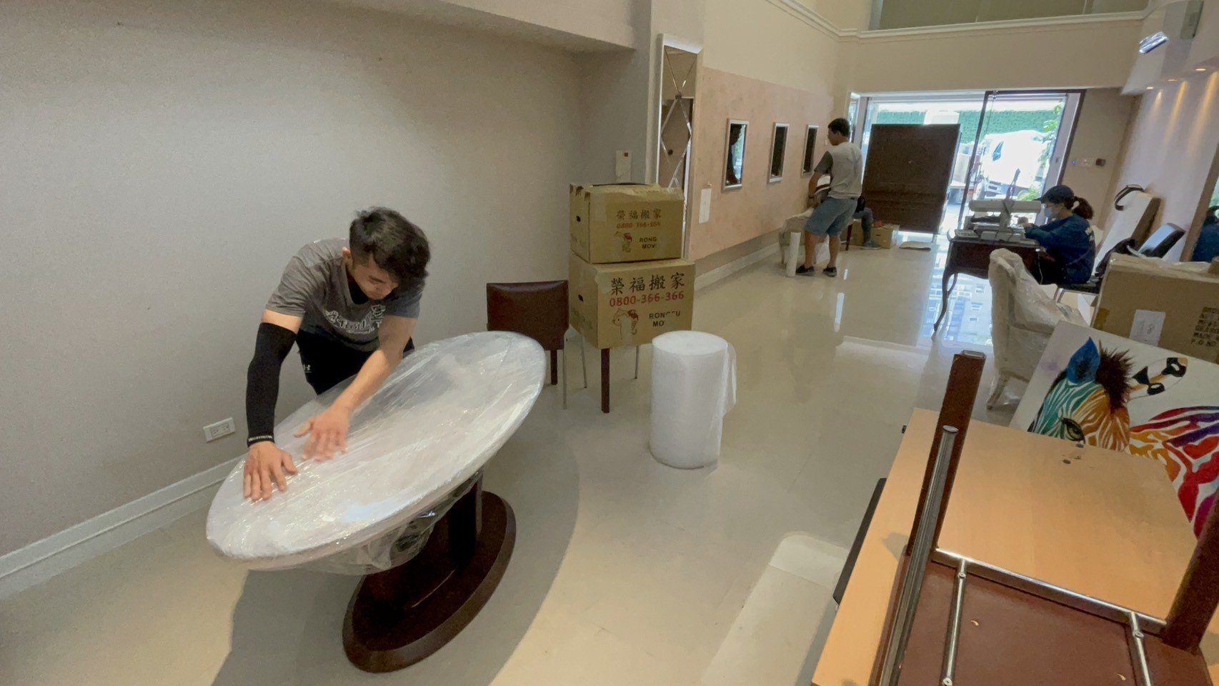 專搬重物、搬家公司推薦、新北搬家公司推薦【榮福搬家公司】基隆搬家、南港搬家、桃園搬家公司推薦、家庭搬家、精緻搬家、精緻包裝、打包裝箱、跨縣市搬家、搬工計時、人工搬運、床墊搬運、冰箱搬運、搬家具、搬家首選、吊掛搬運、吊家具搬運、搬家紙箱、氣泡捲、膠膜、黃色透明膠帶、大型家具搬運、搬木製家具、搬大理石桌、台北搬家公司推薦:大台北搬家,精緻包裝搬運「細膩包裝、專業搬運、用心服務、以客為尊」是榮福搬家公司的宗旨與精神。歡迎立即來電02-2651-2727專人服務。 專搬重物、搬家公司推薦、新北搬家公司推薦【榮福搬家公司】基隆搬家、南港搬家、桃園搬家公司推薦、家庭搬家、精緻搬家、精緻包裝、打包裝箱、跨縣市搬家、搬工計時、人工搬運、床墊搬運、冰箱搬運、搬家具、搬家首選、吊掛搬運、吊家具搬運、搬家紙箱、氣泡捲、膠膜、黃色透明膠帶、大型家具搬運、搬木製家具、搬大理石桌、台北搬家公司推薦:大台北搬家,精緻包裝搬運「細膩包裝、專業搬運、用心服務、以客為尊」是榮福搬家公司的宗旨與精神。歡迎立即來電02-2651-2727專人服務。