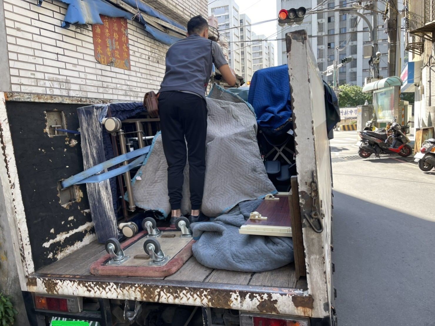 搬電動醫療床、搬重物【榮福搬家公司】石墩搬運、搬醫療床、搬電動床、搬石頭桌椅、搬雷射雕刻切割機、大型機台設備搬運、搬洗衣機、搬披薩窯、精搬金庫、搬保險櫃、精搬魚缸、精搬鋼琴、跨縣市搬家、搬工計時、人力搬運、搬運、床墊搬運、冰箱搬運、搬家具、單件家具運送、單一物件搬運、搬家首選、吊掛搬運、吊家具搬運、特殊重物搬運、專搬重物、新北搬家公司推薦、家庭搬家、搬家公司、基隆搬家、南港搬家、桃園搬家公司、台北搬家公司推薦:大台北搬家,精緻包裝搬運「細膩包裝、專業搬運、用心服務、以客為尊」是榮福搬家公司的宗旨與精神。歡迎立即來電02-2651-2727專人服務。 搬電動醫療床、搬重物【榮福搬家公司】石墩搬運、搬醫療床、搬電動床、搬石頭桌椅、搬雷射雕刻切割機、大型機台設備搬運、搬洗衣機、搬披薩窯、精搬金庫、搬保險櫃、精搬魚缸、精搬鋼琴、跨縣市搬家、搬工計時、人力搬運、搬運、床墊搬運、冰箱搬運、搬家具、單件家具運送、單一物件搬運、搬家首選、吊掛搬運、吊家具搬運、特殊重物搬運、專搬重物、新北搬家公司推薦、家庭搬家、搬家公司、基隆搬家、南港搬家、桃園搬家公司、台北搬家公司推薦:大台北搬家,精緻包裝搬運「細膩包裝、專業搬運、用心服務、以客為尊」是榮福搬家公司的宗旨與精神。歡迎立即來電02-2651-2727專人服務。