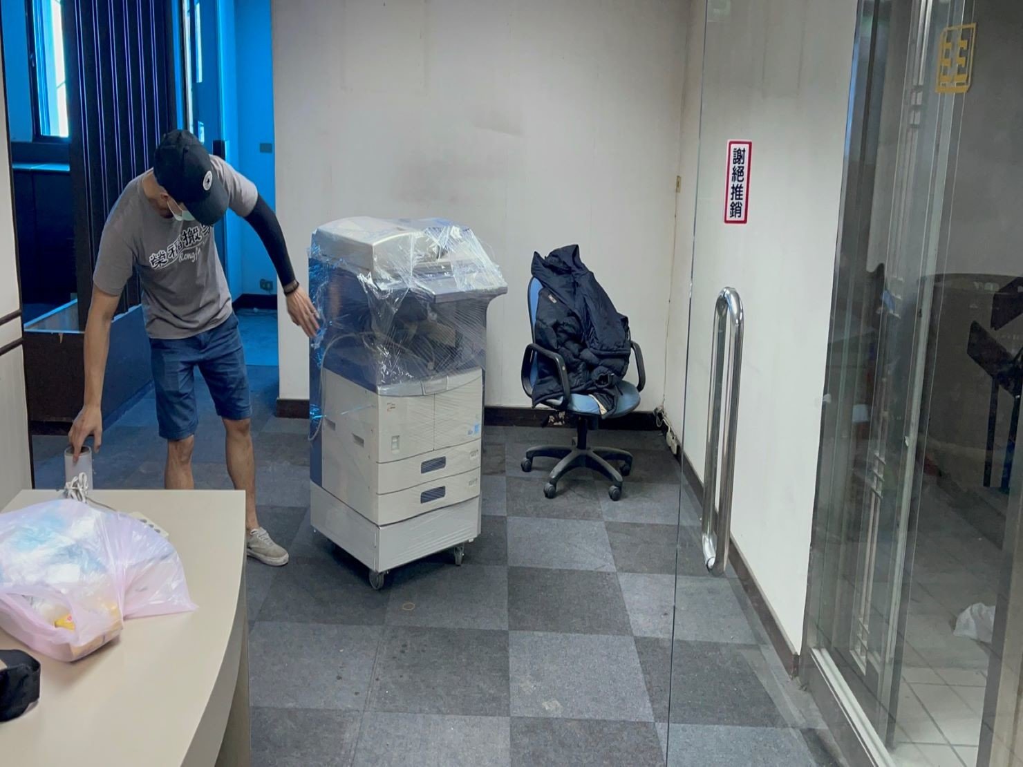 搬金庫、重物搬運【榮福搬家公司】石墩搬運、搬石椅、搬石頭桌、搬洗衣機、搬披薩窯、精搬金庫、搬保險櫃、精搬魚缸、精搬鋼琴、跨縣市搬家、搬工派遣、搬運、床墊搬運、冰箱搬運、大型家具搬運、單件家具運送、單一物件搬運、搬家首選、吊掛搬運、吊家具搬運、特殊重物搬運、專搬重物、新北搬家推薦、搬家公司、基隆搬家、南港搬家、桃園搬家公司、台北搬家公司推薦:大台北搬家,精緻包裝搬運「細膩包裝、專業搬運、用心服務、以客為尊」是榮福搬家公司的宗旨與精神。歡迎立即來電02-2651-2727專人服務。 搬金庫、重物搬運【榮福搬家公司】石墩搬運、搬石椅、搬石頭桌、搬洗衣機、搬披薩窯、精搬金庫、搬保險櫃、精搬魚缸、精搬鋼琴、跨縣市搬家、搬工派遣、搬運、床墊搬運、冰箱搬運、大型家具搬運、單件家具運送、單一物件搬運、搬家首選、吊掛搬運、吊家具搬運、特殊重物搬運、專搬重物、新北搬家推薦、搬家公司、基隆搬家、南港搬家、桃園搬家公司、台北搬家公司推薦:大台北搬家,精緻包裝搬運「細膩包裝、專業搬運、用心服務、以客為尊」是榮福搬家公司的宗旨與精神。歡迎立即來電02-2651-2727專人服務。