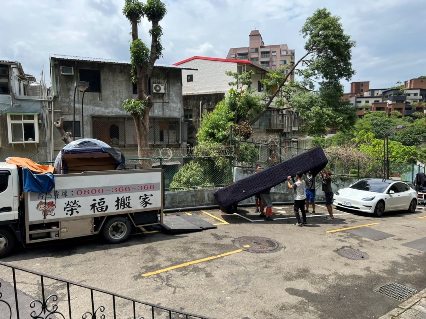 台北搬家吊掛搬運∣南港搬家吊掛搬運∣新北搬家吊掛搬運∣雙北搬家吊掛搬運∣汐止搬家吊掛搬運∣五股搬家吊掛搬運∣中永和搬家吊掛搬運∣板橋搬家吊掛搬運∣桃園搬家吊掛搬運推薦【榮福搬家】屬專業搬家細膩運唯一首選,累積20年各式各樣特殊重物的搬運經驗,專業敏捷快速完成您的各項搬運任務。榮福搬家具備精緻包裝搬運「細膩包裝、專業搬運、用心服務、以客為尊」是榮福搬家公司的宗旨與精神。歡迎立即來電02-2651-2727專人服務。 台北搬家吊掛搬運∣南港搬家吊掛搬運∣新北搬家吊掛搬運∣雙北搬家吊掛搬運∣汐止搬家吊掛搬運∣五股搬家吊掛搬運∣中永和搬家吊掛搬運∣板橋搬家吊掛搬運∣桃園搬家吊掛搬運推薦【榮福搬家】屬專業搬家細膩運唯一首選,累積20年各式各樣特殊重物的搬運經驗,專業敏捷快速完成您的各項搬運任務。榮福搬家具備精緻包裝搬運「細膩包裝、專業搬運、用心服務、以客為尊」是榮福搬家公司的宗旨與精神。歡迎立即來電02-2651-2727專人服務。