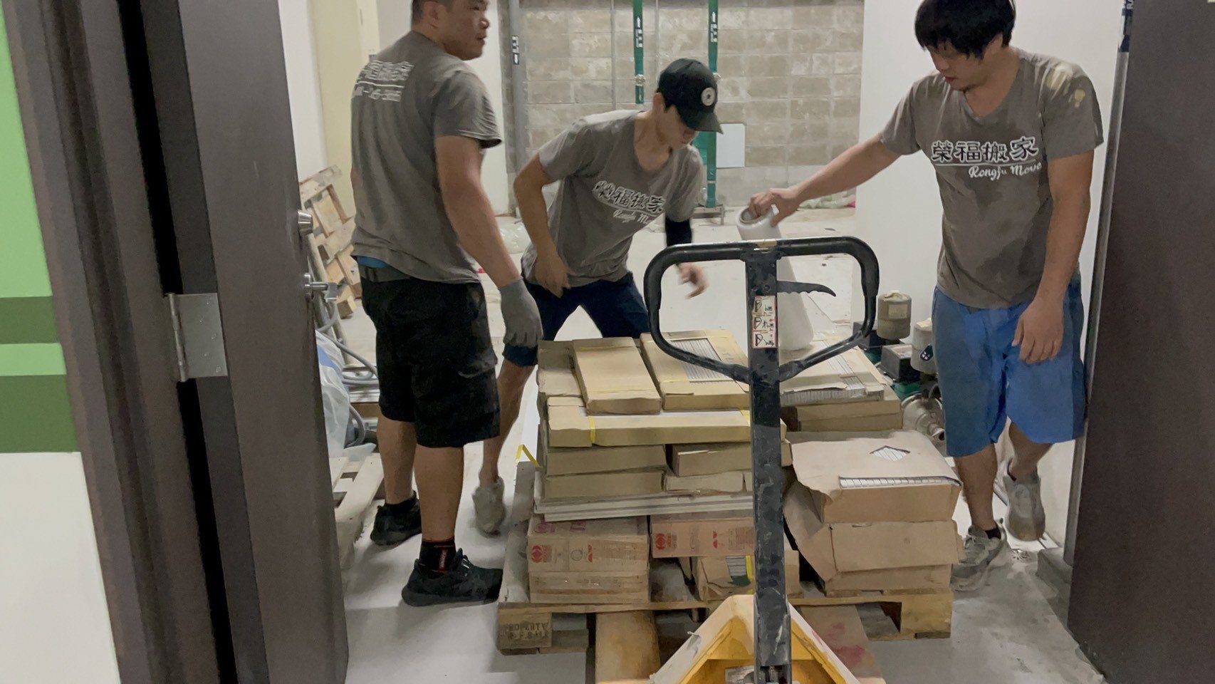 搬家公司推薦、新北搬家公司推薦【榮福搬家公司】南港搬家、桃園搬家公司推薦、台北搬家公司推薦、搬家具、冰箱搬運、基隆搬家、搬家電、床墊搬運、搬公司行號、家庭搬家、裝箱打包、精緻包裝、精緻搬家、搬工計時、搬工服務、人力搬運、家具拆裝、室內移動搬運、同棟不同樓層搬運、特殊重物搬運、專搬重物、重物搬運器、手動油壓板車、搬重物工具,針對顧客都秉持以用心實在專業搬家技巧,搬家實在用心值得您的信賴與選擇。歡迎來電咨詢02-2651-2727,榮福搬家有專員立即為您服務。 搬家公司推薦、新北搬家公司推薦【榮福搬家公司】南港搬家、桃園搬家公司推薦、台北搬家公司推薦、搬家具、冰箱搬運、基隆搬家、搬家電、床墊搬運、搬公司行號、家庭搬家、裝箱打包、精緻包裝、精緻搬家、搬工計時、搬工服務、人力搬運、家具拆裝、室內移動搬運、同棟不同樓層搬運、特殊重物搬運、專搬重物、重物搬運器、手動油壓板車、搬重物工具,針對顧客都秉持以用心實在專業搬家技巧,搬家實在用心值得您的信賴與選擇。歡迎來電咨詢02-2651-2727,榮福搬家有專員立即為您服務。