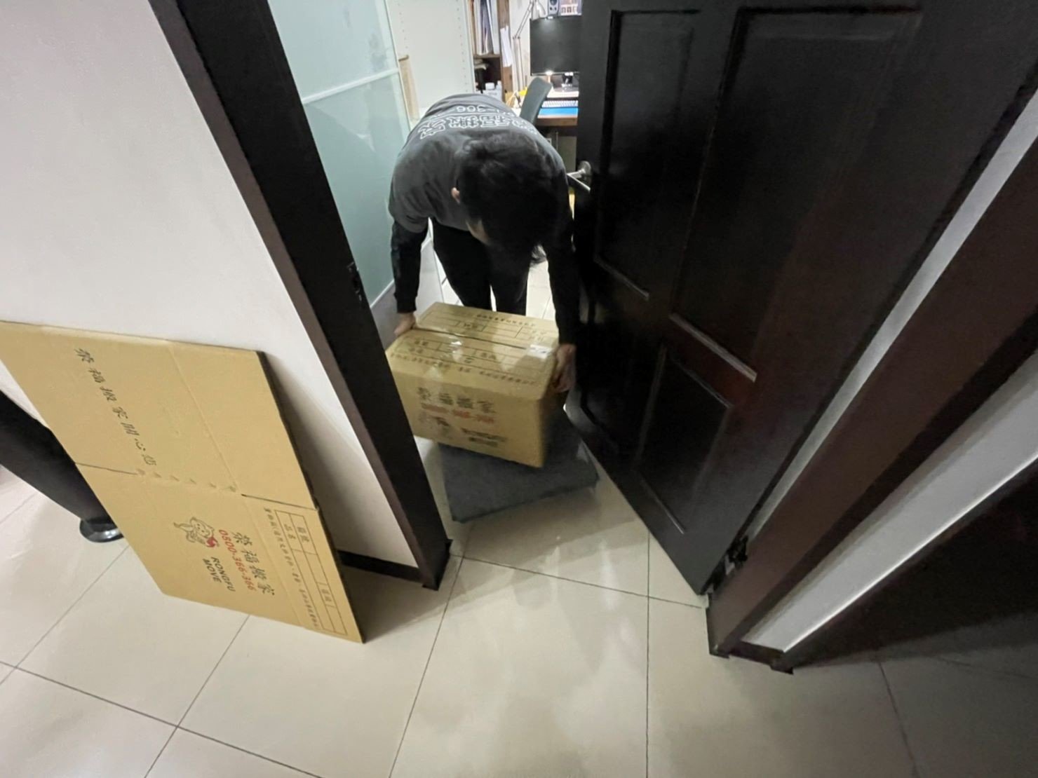 搬家公司推薦、新北搬家公司推薦【榮福搬家公司】精緻包裝搬運「細膩包裝、專業搬運、用心服務、以客為尊」是榮福搬家公司的宗旨與精神:搬家首選、南港搬家、桃園搬家公司推薦、台北搬家公司推薦、精緻搬家、精緻包裝、搬家達人、搬家具、冰箱搬運、基隆搬家、搬家電、床墊搬運、跨縣市搬家、家庭搬家、鋼琴搬運、搬工計時、搬運、搬家紙箱、搬家打包材料,針對顧客都秉持以用心實在專業搬家技巧,搬家實在用心值得您的信賴與選擇。歡迎來電咨詢02-2651-2727,榮福搬家有專員立即為您服務。 搬家公司推薦、新北搬家公司推薦【榮福搬家公司】精緻包裝搬運「細膩包裝、專業搬運、用心服務、以客為尊」是榮福搬家公司的宗旨與精神:搬家首選、南港搬家、桃園搬家公司推薦、台北搬家公司推薦、精緻搬家、精緻包裝、搬家達人、搬家具、冰箱搬運、基隆搬家、搬家電、床墊搬運、跨縣市搬家、家庭搬家、鋼琴搬運、搬工計時、搬運、搬家紙箱、搬家打包材料,針對顧客都秉持以用心實在專業搬家技巧,搬家實在用心值得您的信賴與選擇。歡迎來電咨詢02-2651-2727,榮福搬家有專員立即為您服務。