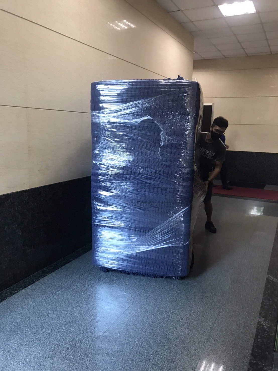 只需搬運單一重物?搬運單一自動販賣機、夾娃娃機、販賣機、自動咖啡機、公仔自動販賣機、特殊重物推薦【榮福搬家】專業包裝防護搬運「細膩包裝手法、專業搬運技巧、用心服務、以客為尊」是榮福搬家公司的宗旨與精神。歡迎立即來電02-2651-2727專人服務。 只需搬運單一重物?搬運單一自動販賣機、夾娃娃機、販賣機、自動咖啡機、公仔自動販賣機、特殊重物推薦【榮福搬家】專業包裝防護搬運「細膩包裝手法、專業搬運技巧、用心服務、以客為尊」是榮福搬家公司的宗旨與精神。歡迎立即來電02-2651-2727專人服務。