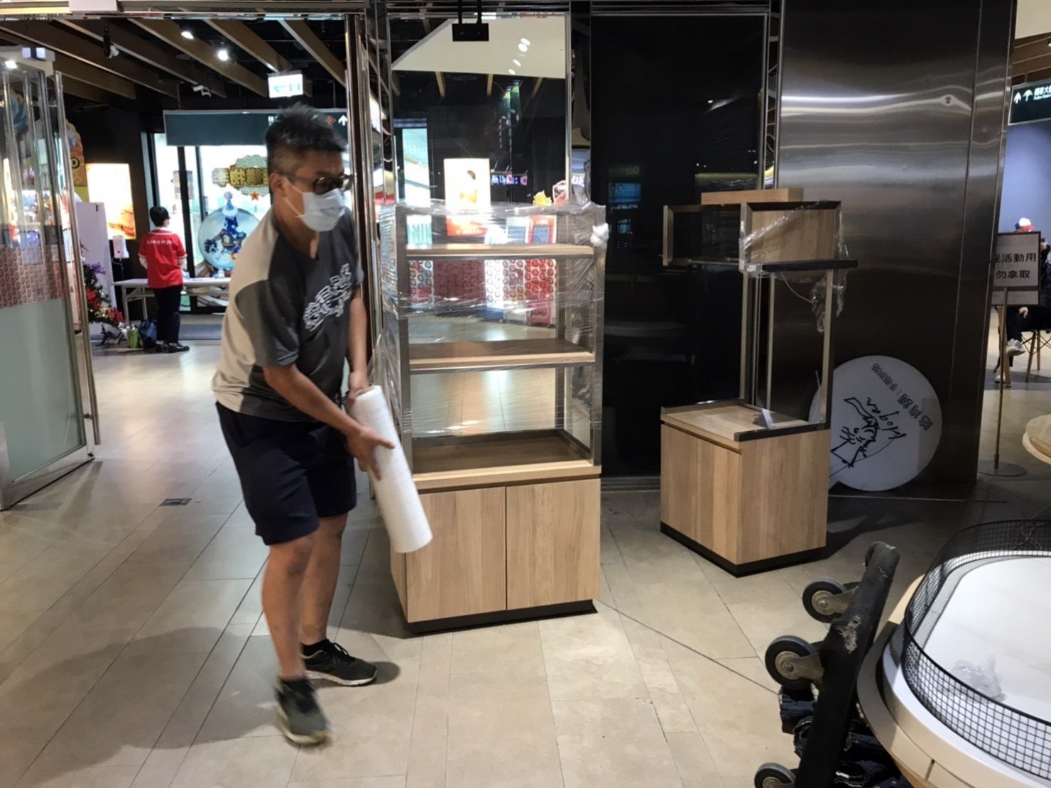 【榮福搬家】百貨烘焙店面搬遷、地下街烘焙店面搬遷、百貨甜點店面搬遷、地下街烘焙店面搬遷、麵包店搬遷、麵包陳列架搬遷、麵包展示架搬遷、店面搬遷、餐飲設備暫放、訂製餐桌椅精緻包裝、營業用攪拌機搬運、營業用冰箱精緻包裝、營業用烤箱搬遷、麵包切割機、營業用冰箱搬遷、工作檯包裝,工作桌,台北搬家公司推薦:大台北搬家,精緻包裝搬運「細膩包裝、專業搬運、用心服務、以客為尊」是榮福搬家公司的宗旨與精神。歡迎立即來電02-2651-2727專人服務。 【榮福搬家】百貨烘焙店面搬遷、地下街烘焙店面搬遷、百貨甜點店面搬遷、地下街烘焙店面搬遷、麵包店搬遷、麵包陳列架搬遷、麵包展示架搬遷、店面搬遷、餐飲設備暫放、訂製餐桌椅精緻包裝、營業用攪拌機搬運、營業用冰箱精緻包裝、營業用烤箱搬遷、麵包切割機、營業用冰箱搬遷、工作檯包裝,工作桌,台北搬家公司推薦:大台北搬家,精緻包裝搬運「細膩包裝、專業搬運、用心服務、以客為尊」是榮福搬家公司的宗旨與精神。歡迎立即來電02-2651-2727專人服務。