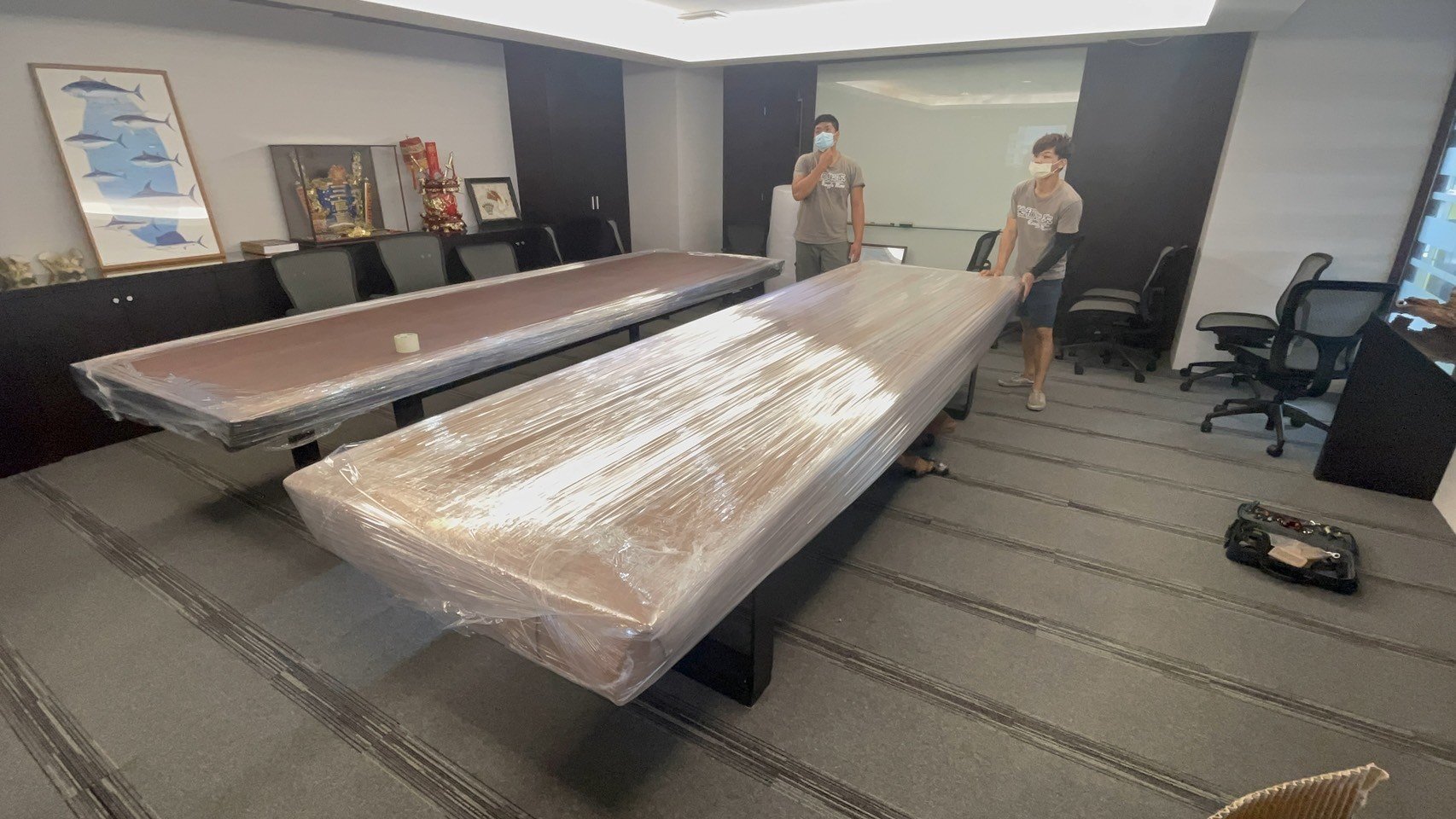 只需搬一件家具?搬運單一家具【榮福搬家公司】大型實木會議桌、雕刻品、木雕神像、木雕刻藝術品、按摩椅搬運、搬神明桌、家庭搬家、跨縣市搬家、搬工計時、專業吊掛搬運、搬搬家首選、特殊重物搬運、專搬重物、搬重物技巧、新北搬家公司推薦、搬家車、搬家公司、基隆搬家、南港搬家、桃園搬家公司推薦、台北搬家公司推薦:大台北搬家,精緻包裝搬運「細膩包裝、專業搬運、用心服務、以客為尊」是榮福搬家公司的宗旨與精神。歡迎立即來電02-2651-2727專人服務。 只需搬一件家具?搬運單一家具【榮福搬家公司】大型實木會議桌、雕刻品、木雕神像、木雕刻藝術品、按摩椅搬運、搬神明桌、家庭搬家、跨縣市搬家、搬工計時、專業吊掛搬運、搬搬家首選、特殊重物搬運、專搬重物、搬重物技巧、新北搬家公司推薦、搬家車、搬家公司、基隆搬家、南港搬家、桃園搬家公司推薦、台北搬家公司推薦:大台北搬家,精緻包裝搬運「細膩包裝、專業搬運、用心服務、以客為尊」是榮福搬家公司的宗旨與精神。歡迎立即來電02-2651-2727專人服務。