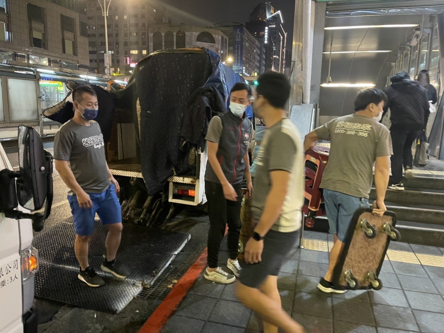 【榮福搬家】百貨烘焙店面搬遷、地下街烘焙店面搬遷、百貨甜點店面搬遷、地下街烘焙店面搬遷、麵包店搬遷、麵包陳列架搬遷、麵包展示架搬遷、店面搬遷、餐飲設備暫放、訂製餐桌椅精緻包裝、營業用攪拌機搬運、營業用冰箱精緻包裝、營業用烤箱搬遷、麵包切割機、營業用冰箱搬遷、工作檯包裝,工作桌,台北搬家公司推薦:大台北搬家,精緻包裝搬運「細膩包裝、專業搬運、用心服務、以客為尊」是榮福搬家公司的宗旨與精神。歡迎立即來電02-2651-2727專人服務。 【榮福搬家】百貨烘焙店面搬遷、地下街烘焙店面搬遷、百貨甜點店面搬遷、地下街烘焙店面搬遷、麵包店搬遷、麵包陳列架搬遷、麵包展示架搬遷、店面搬遷、餐飲設備暫放、訂製餐桌椅精緻包裝、營業用攪拌機搬運、營業用冰箱精緻包裝、營業用烤箱搬遷、麵包切割機、營業用冰箱搬遷、工作檯包裝,工作桌,台北搬家公司推薦:大台北搬家,精緻包裝搬運「細膩包裝、專業搬運、用心服務、以客為尊」是榮福搬家公司的宗旨與精神。歡迎立即來電02-2651-2727專人服務。